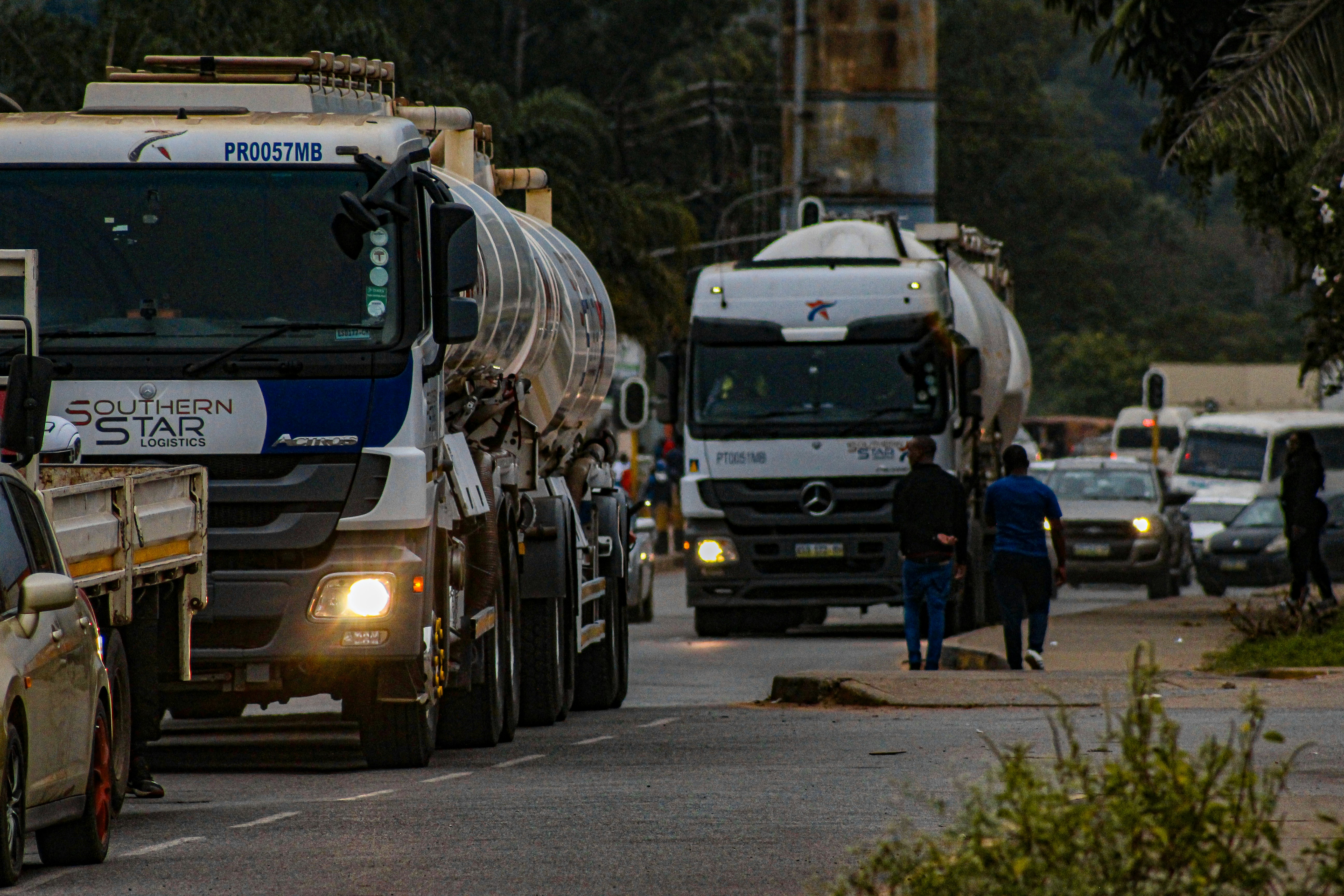 Truk tangki dan mobil di jalan