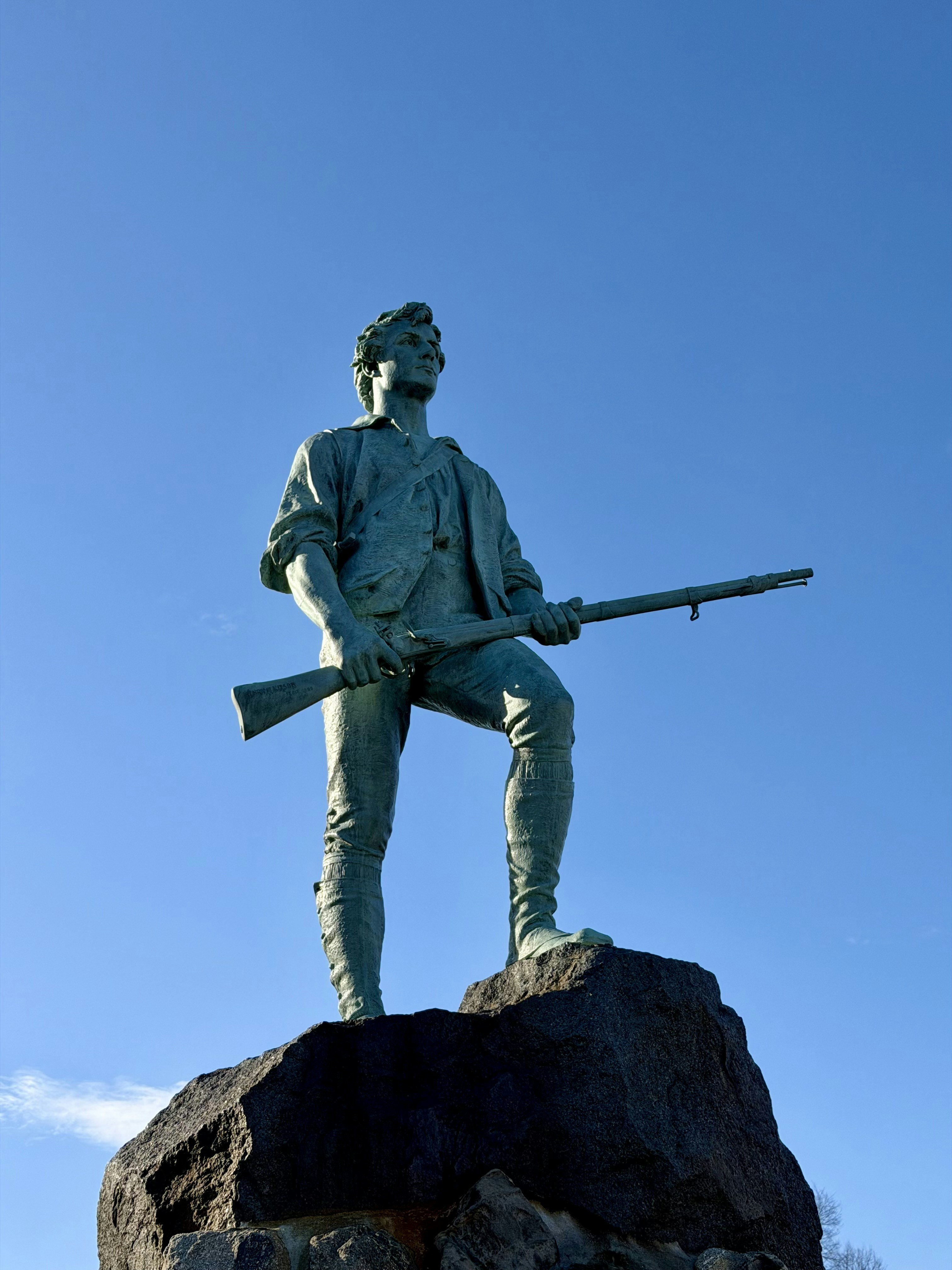 Statua di bronzo di un uomo dei Minutemen che tiene un fucile