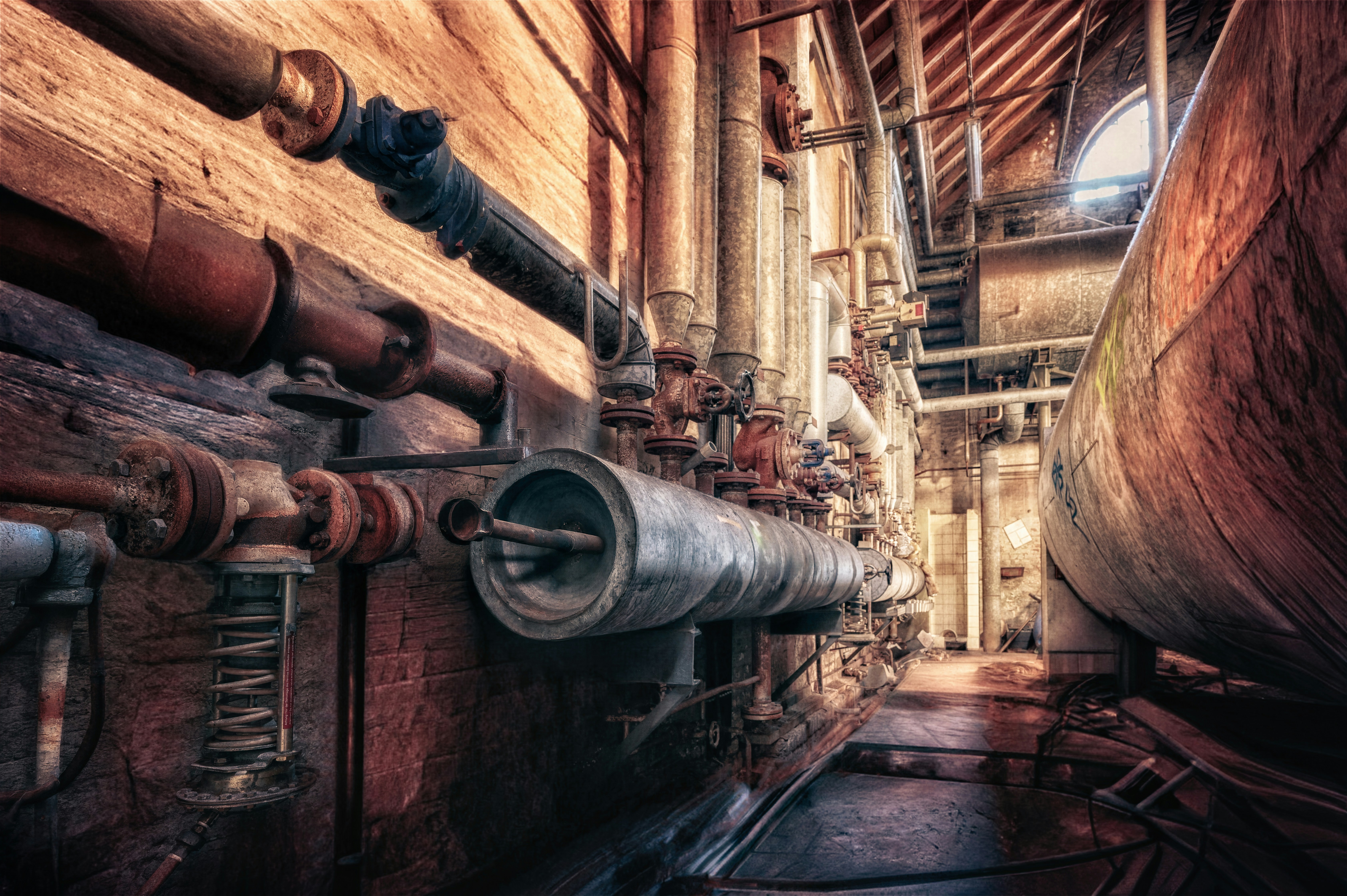 Interni industriali con tubi e macchinari