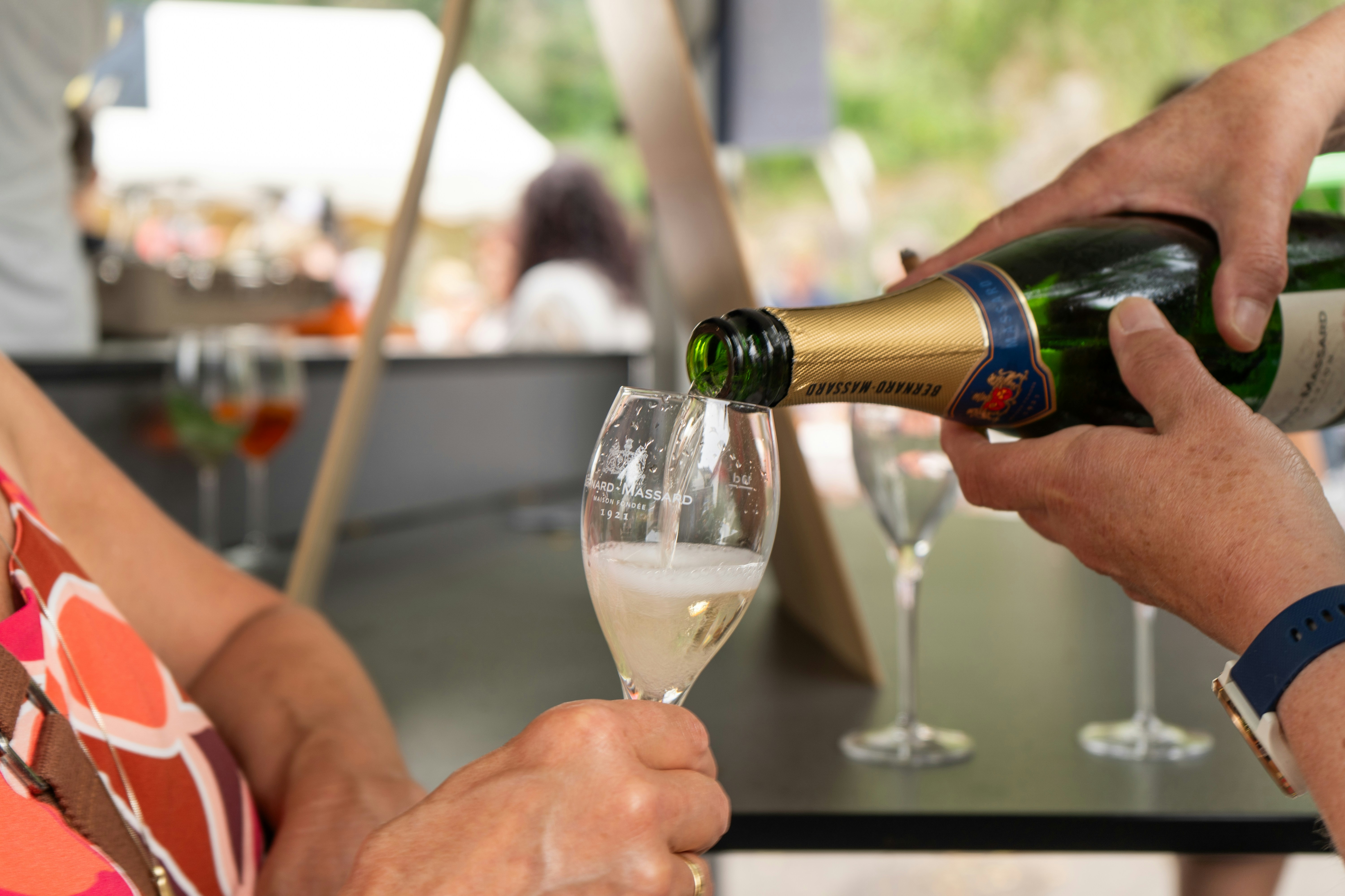 luxury limousine champagne, wallpaper, Champagne Toast: Enjoying Luxury in a Limousine 3