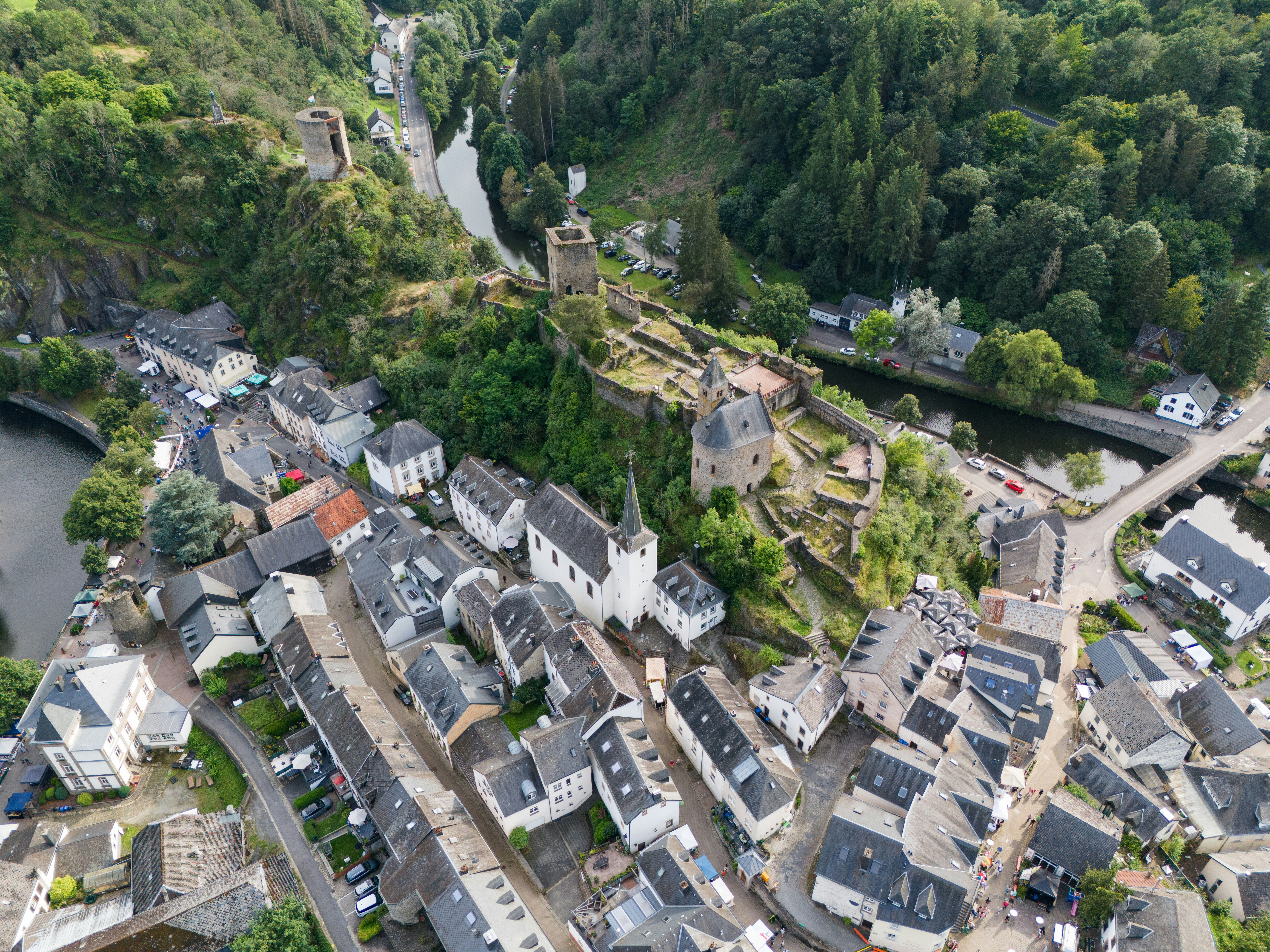 Luftaufnahme eines europäischen Dorfes mit Burgruinen