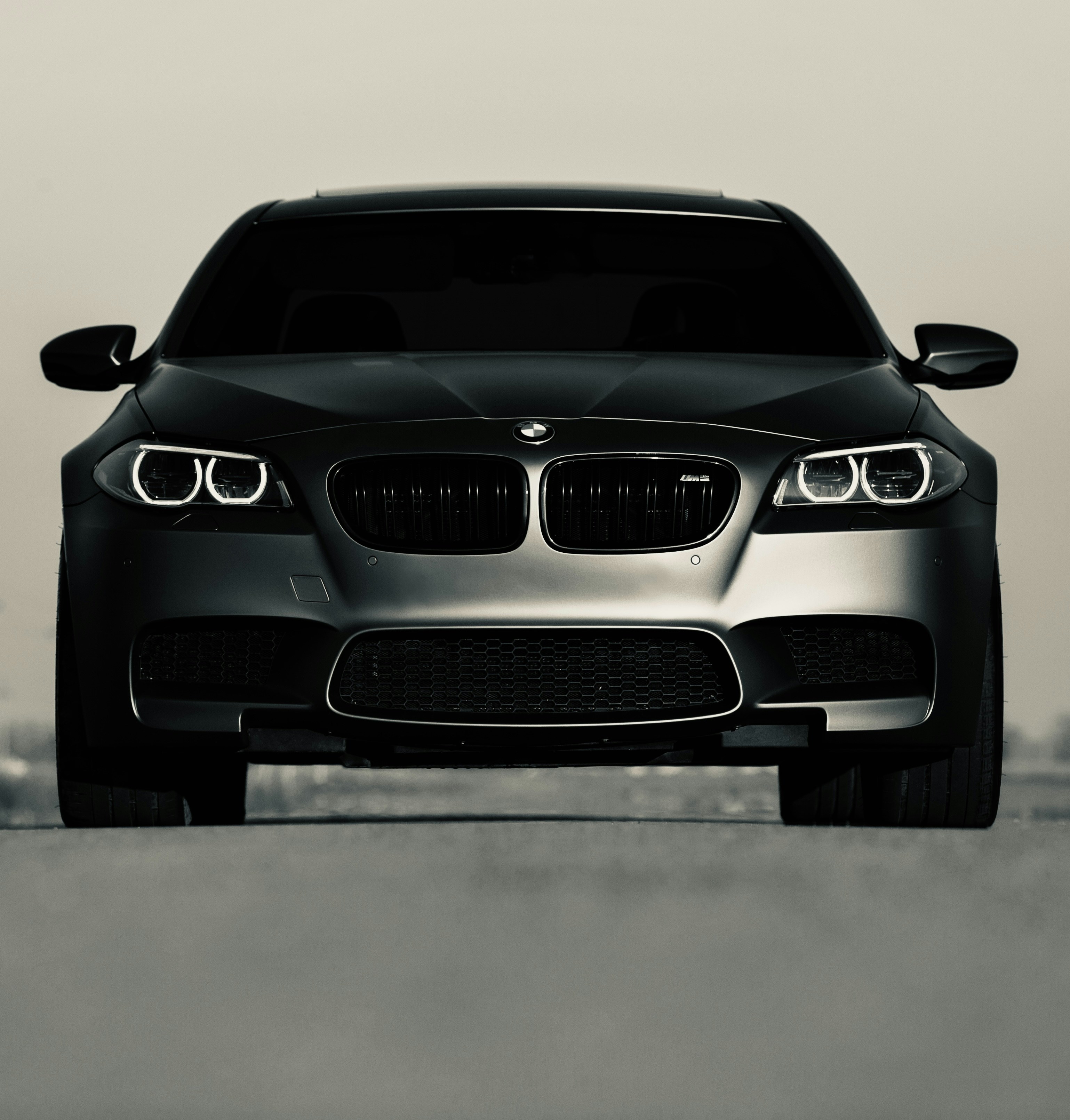 plute: Front view of a sleek, modern black car