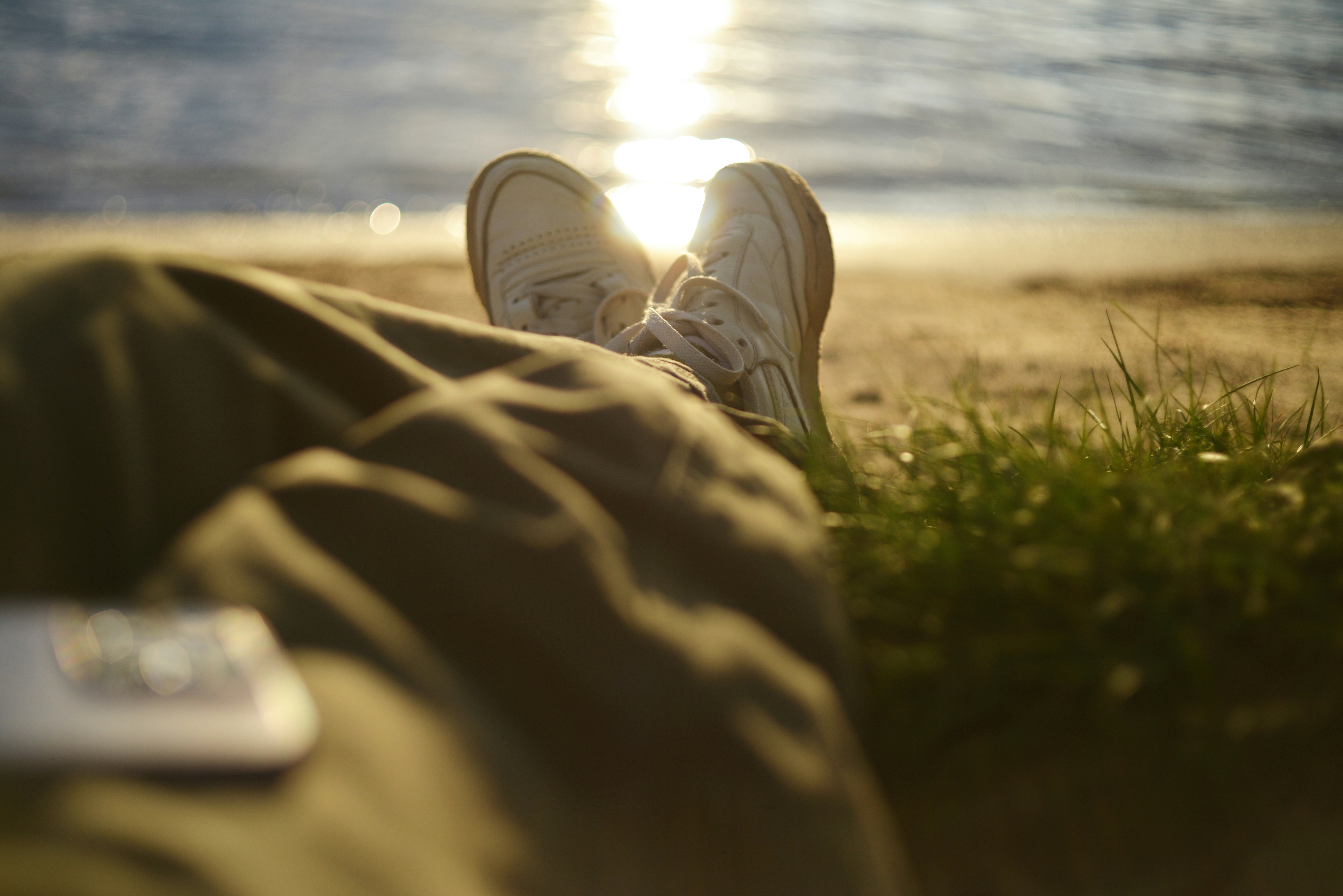 夕暮れ時に水辺でくつろぐ人