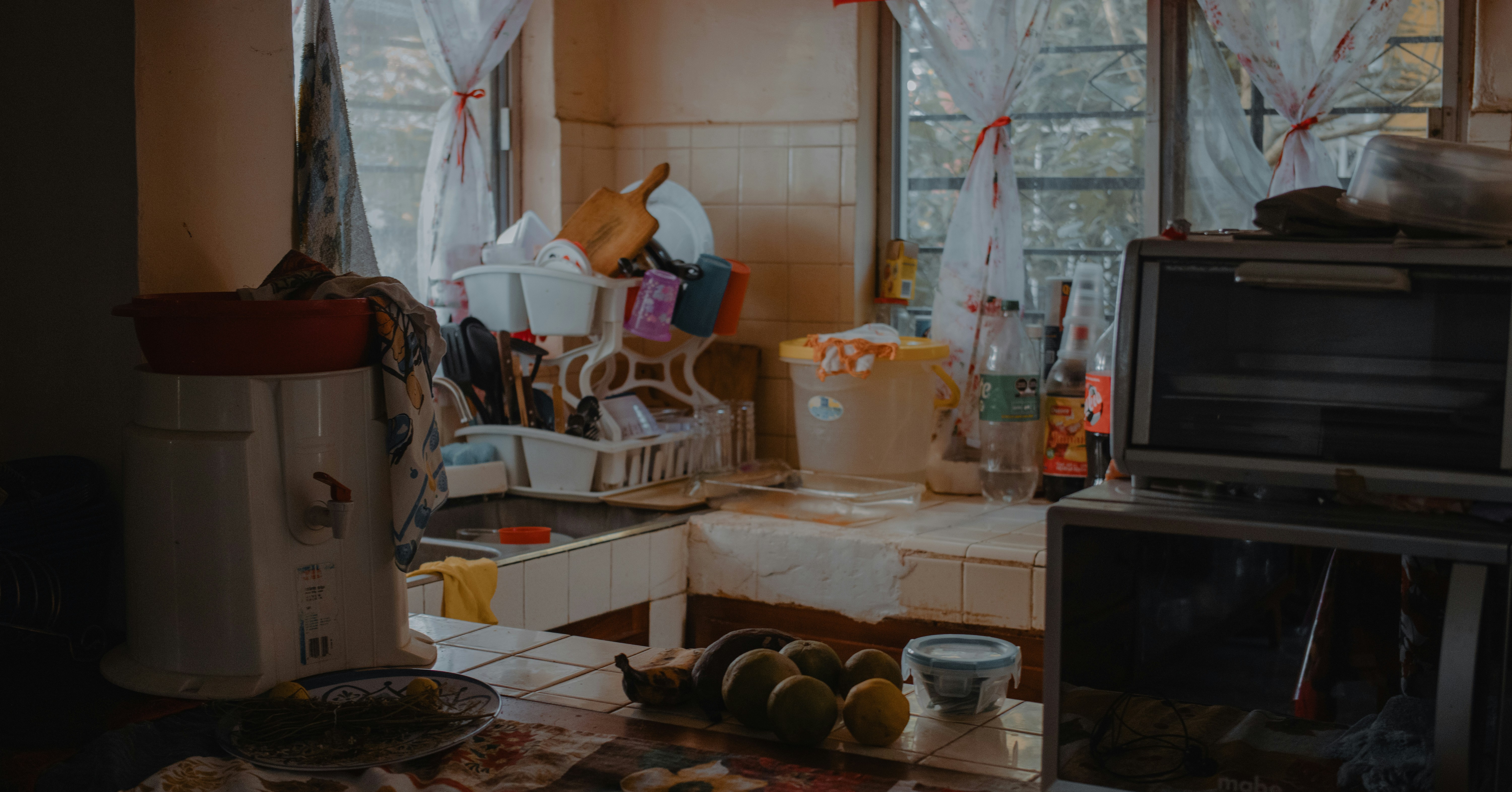 Un piano di cucina ingombro con piatti e elettrodomestici.