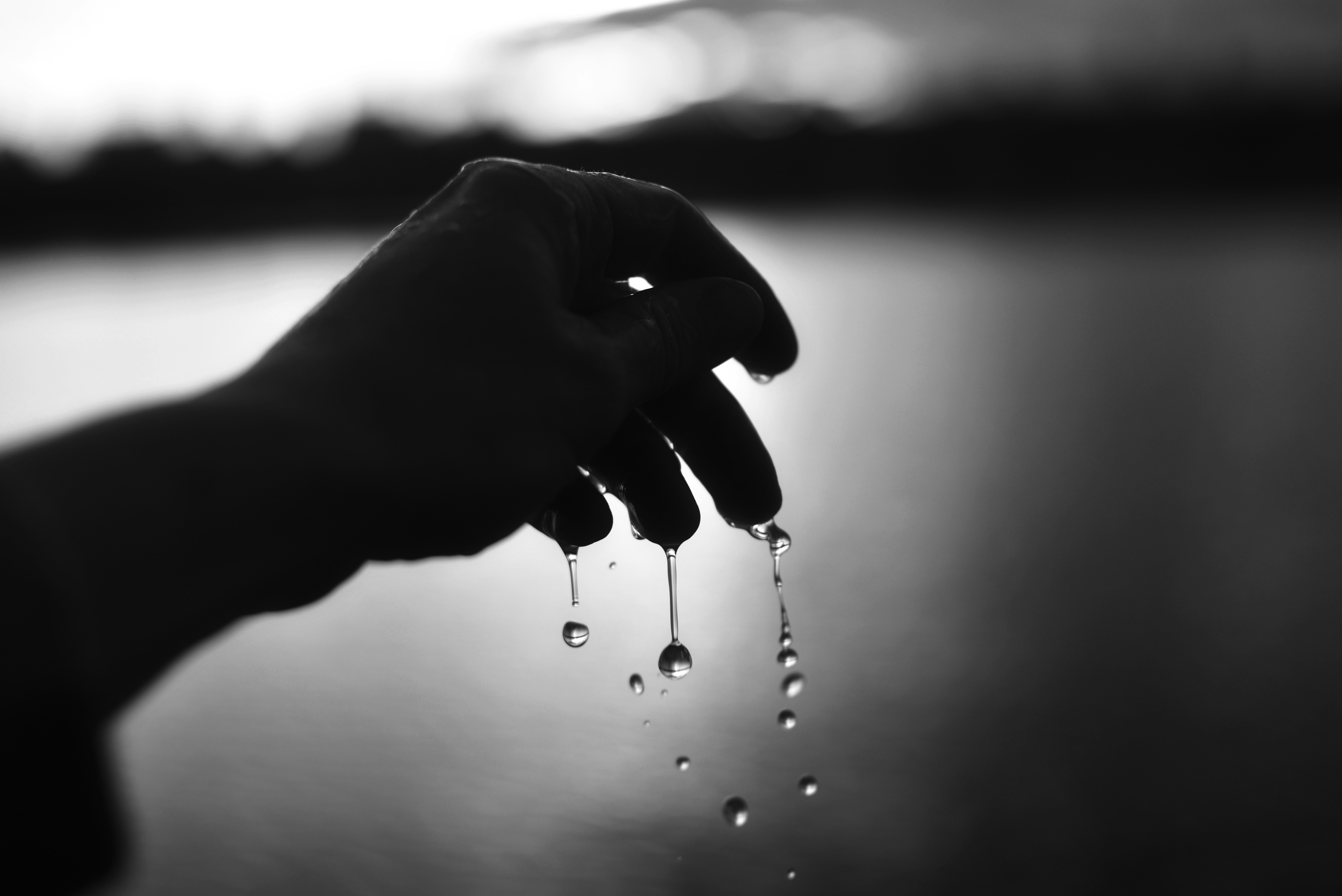 夕暮れ時に手から滴る水。