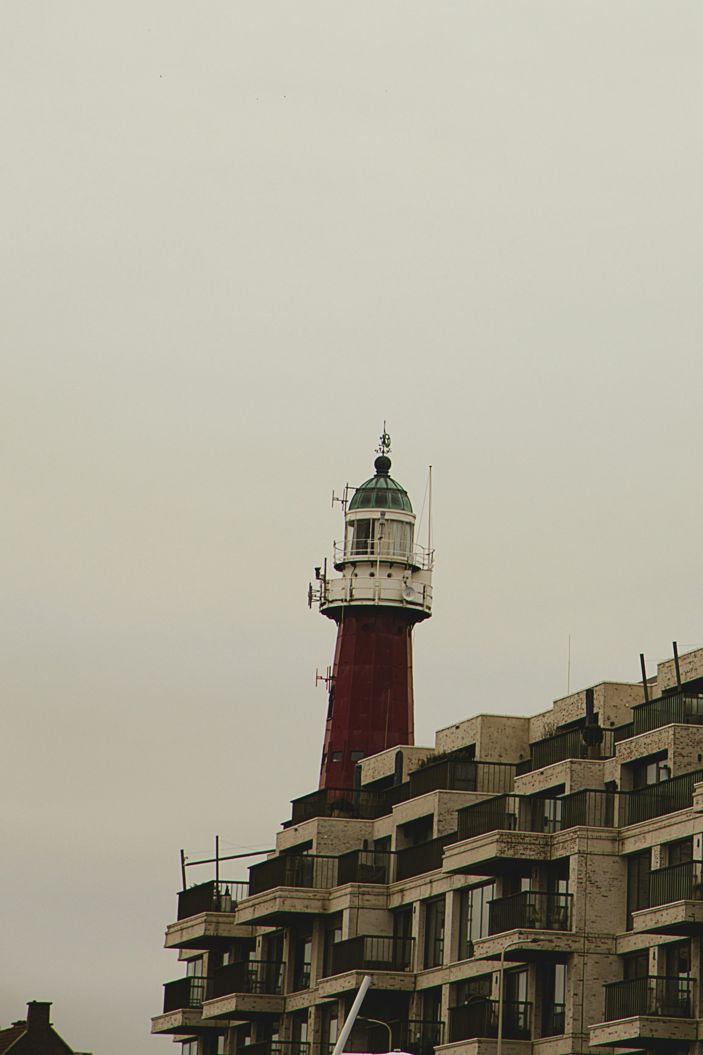Roter Leuchtturm über dem modernen Gebäude