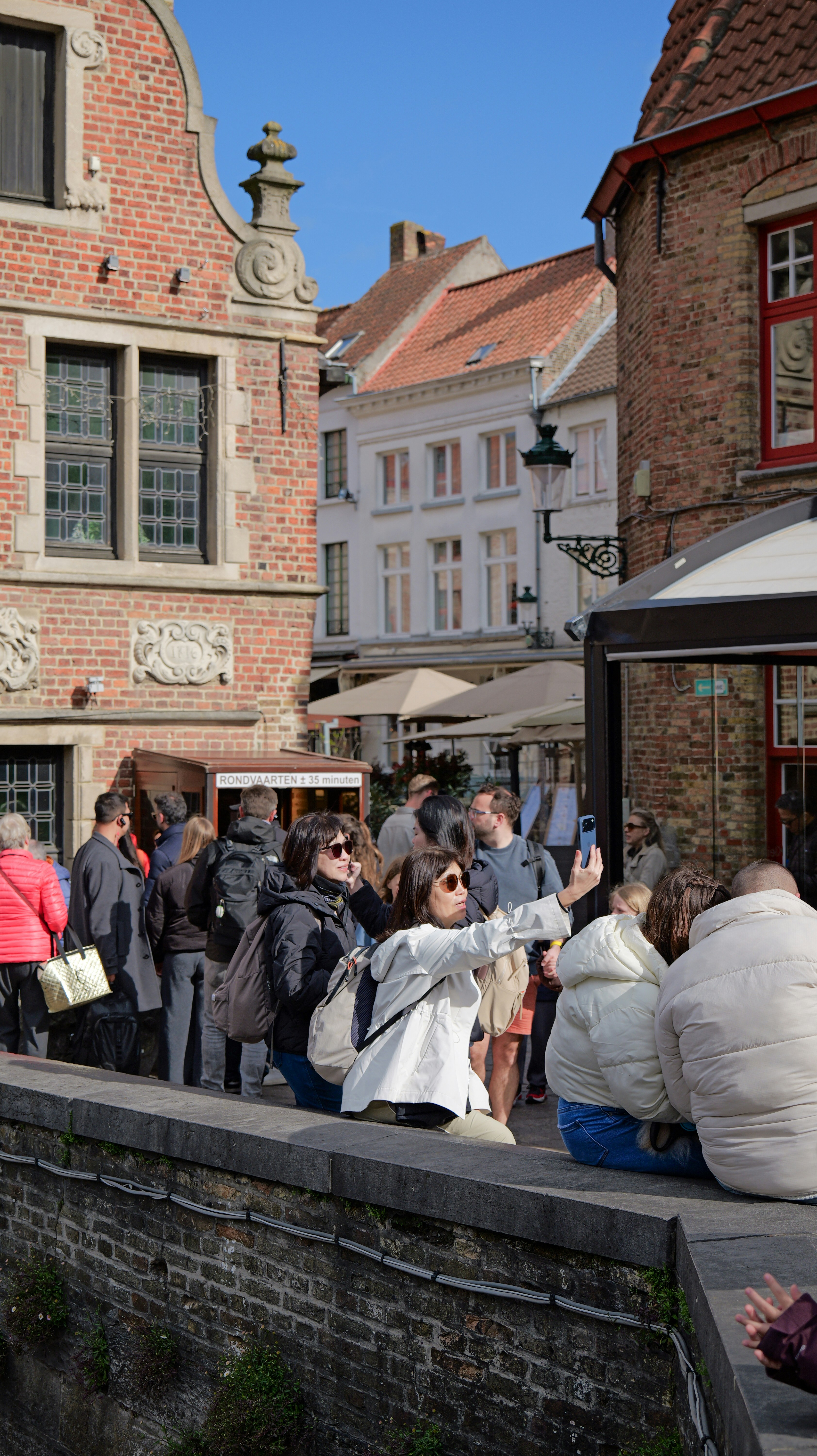 Menschen, die Fotos in einer europäischen Stadtstraße machen.