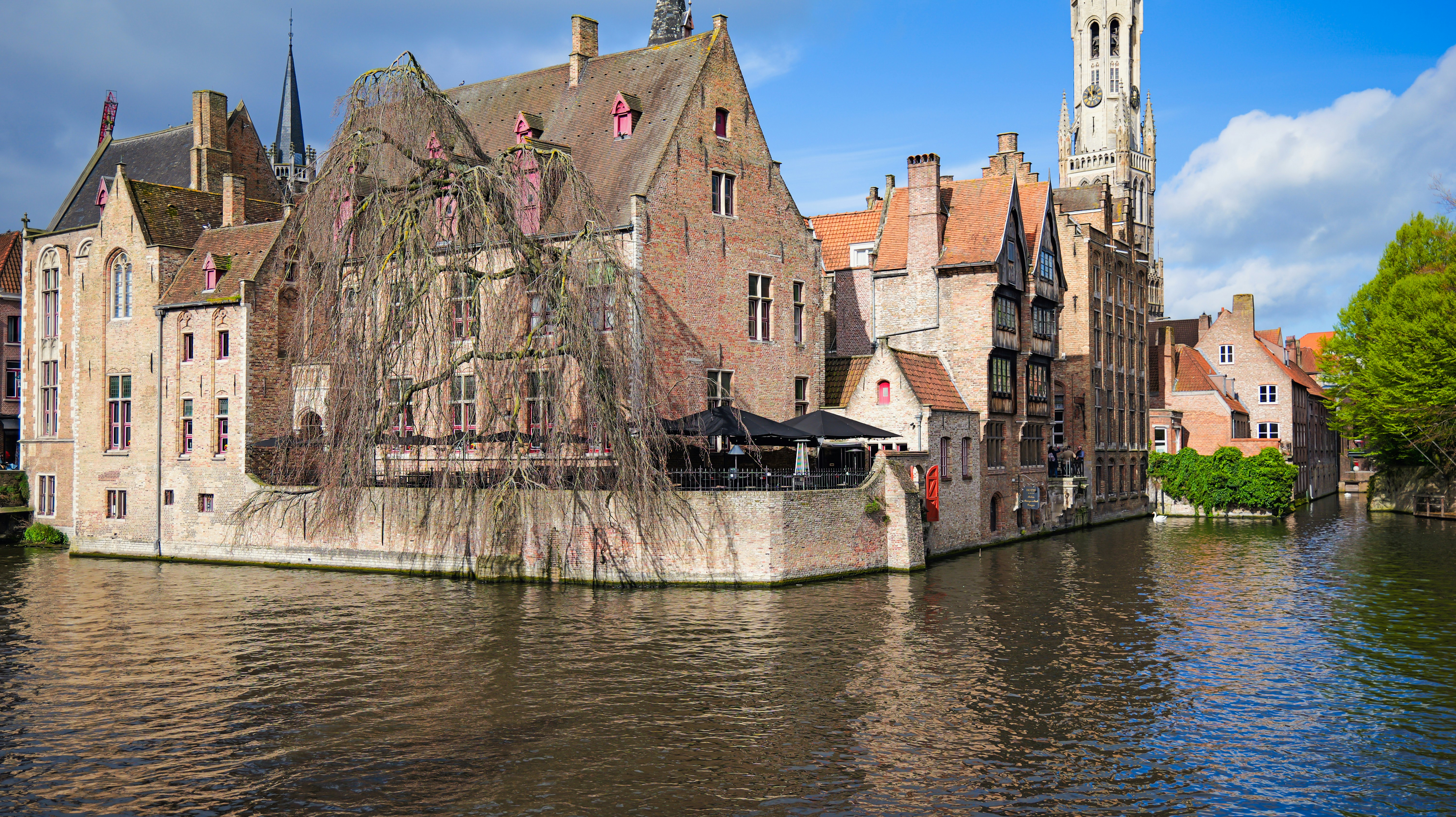 Historische Gebäude säumen einen Kanal in Brügge, Belgien.