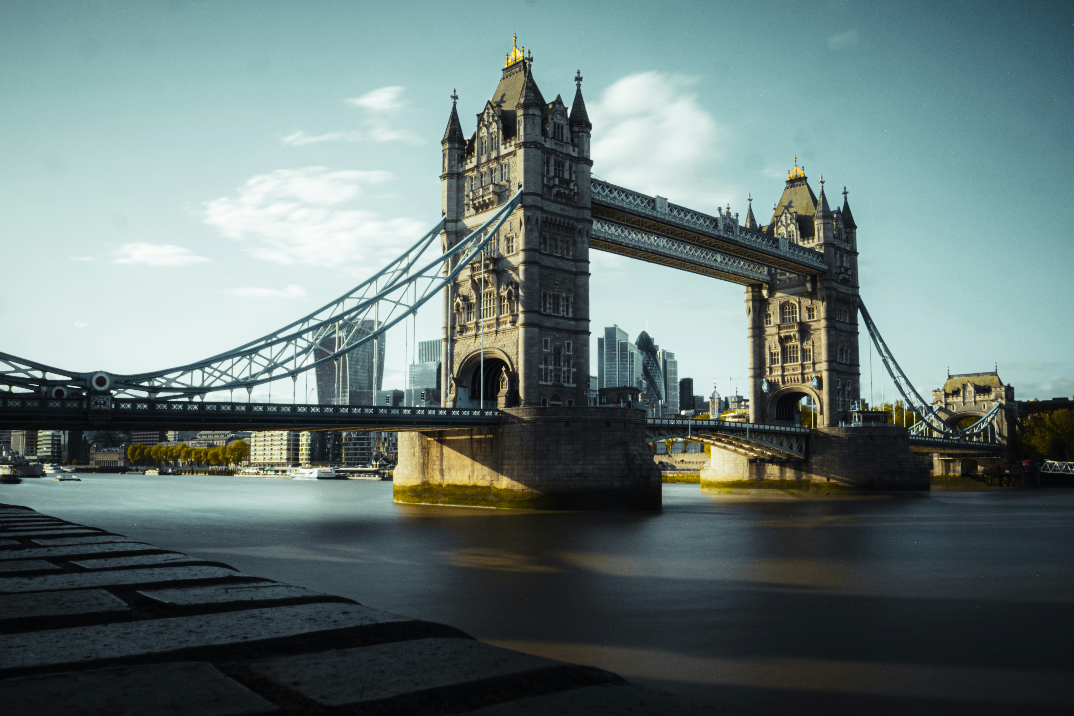 Tower bridge over the river thames in london - 相关推荐