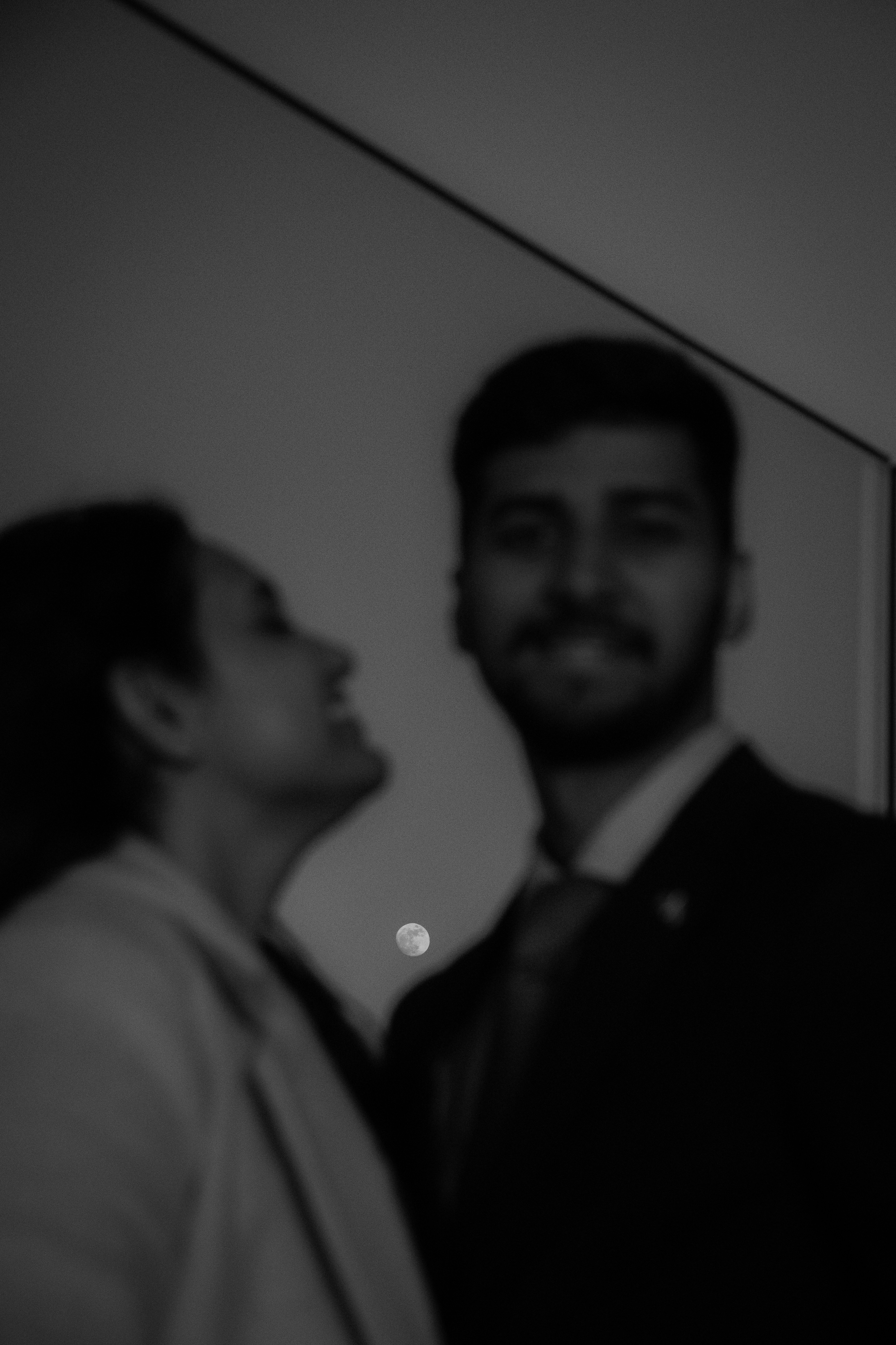 Unscharfes Porträt eines lächelnden Mannes und einer Frau