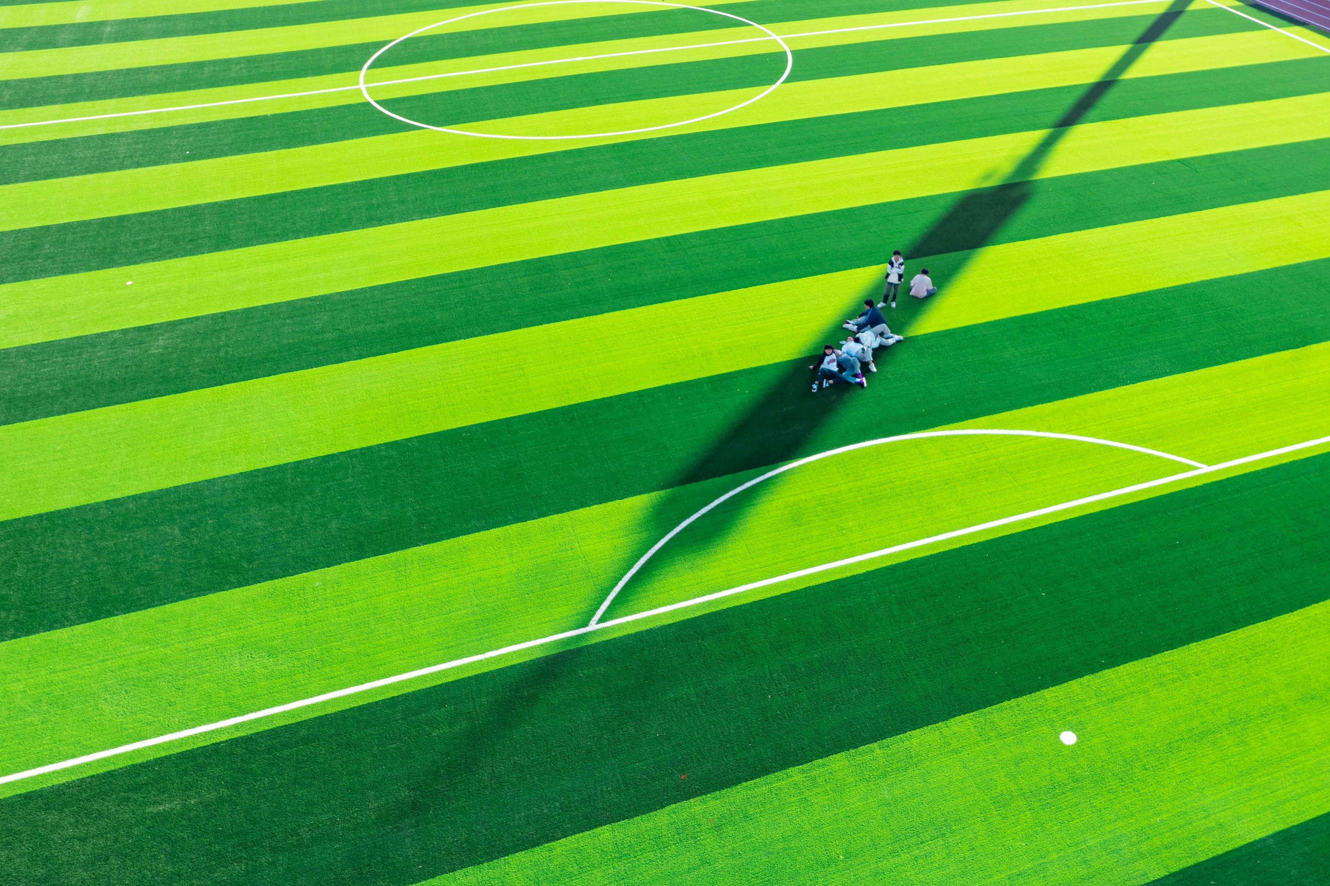 Vista aérea de un partido de fútbol en un estadio lleno