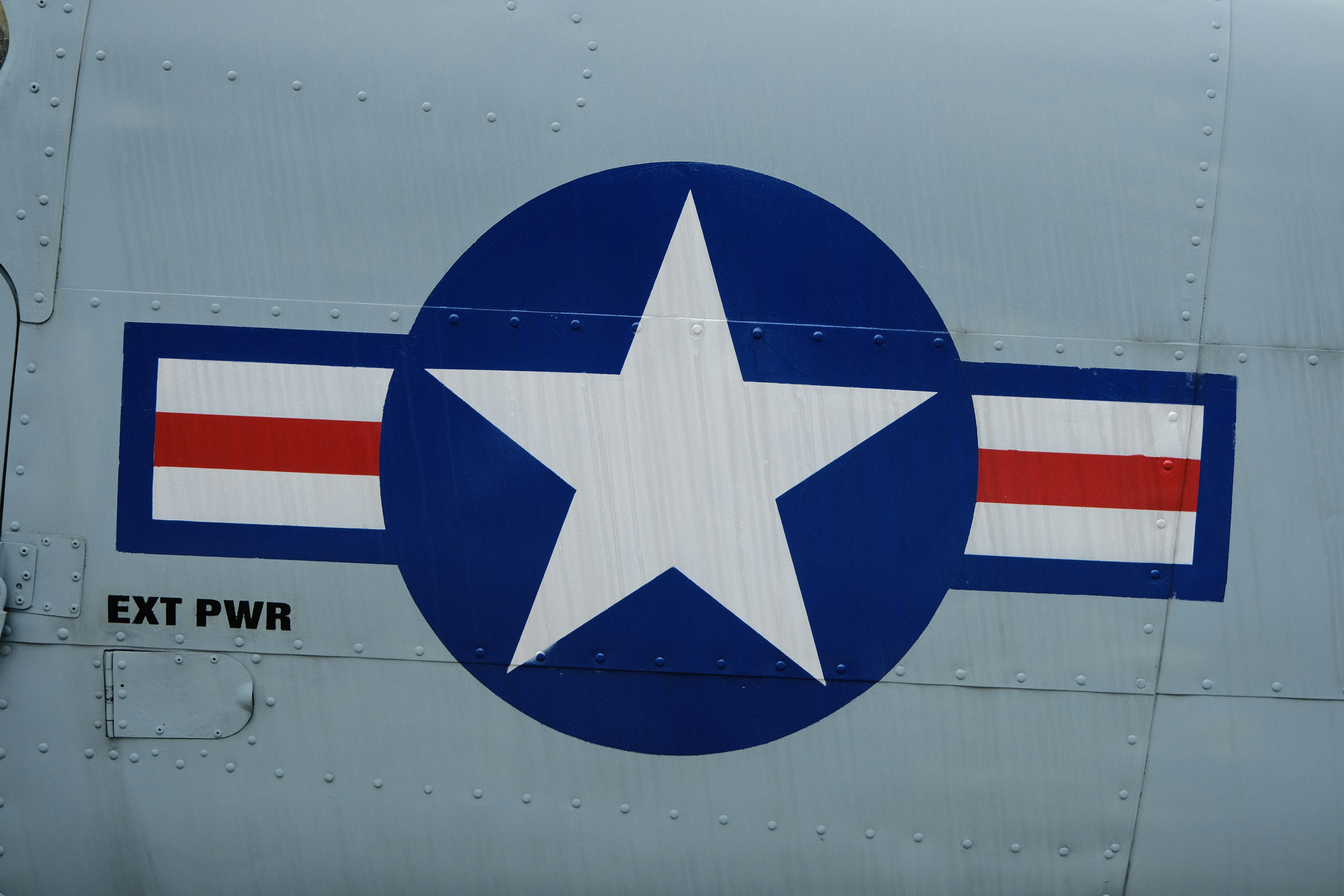 米空軍の丸形のライトブルー機体。
