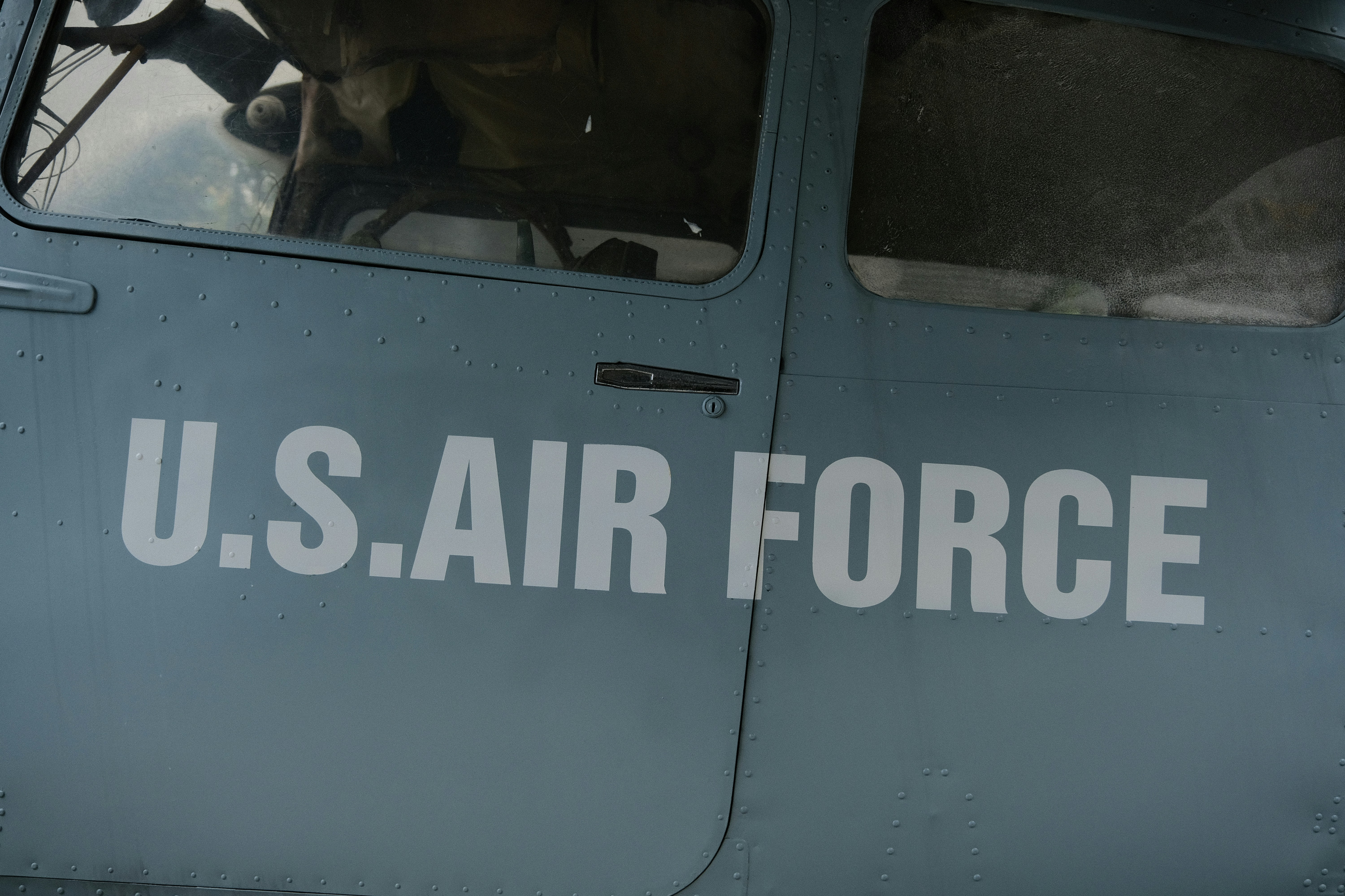 薄い青色の表面に描かれたアメリカ空軍の文字