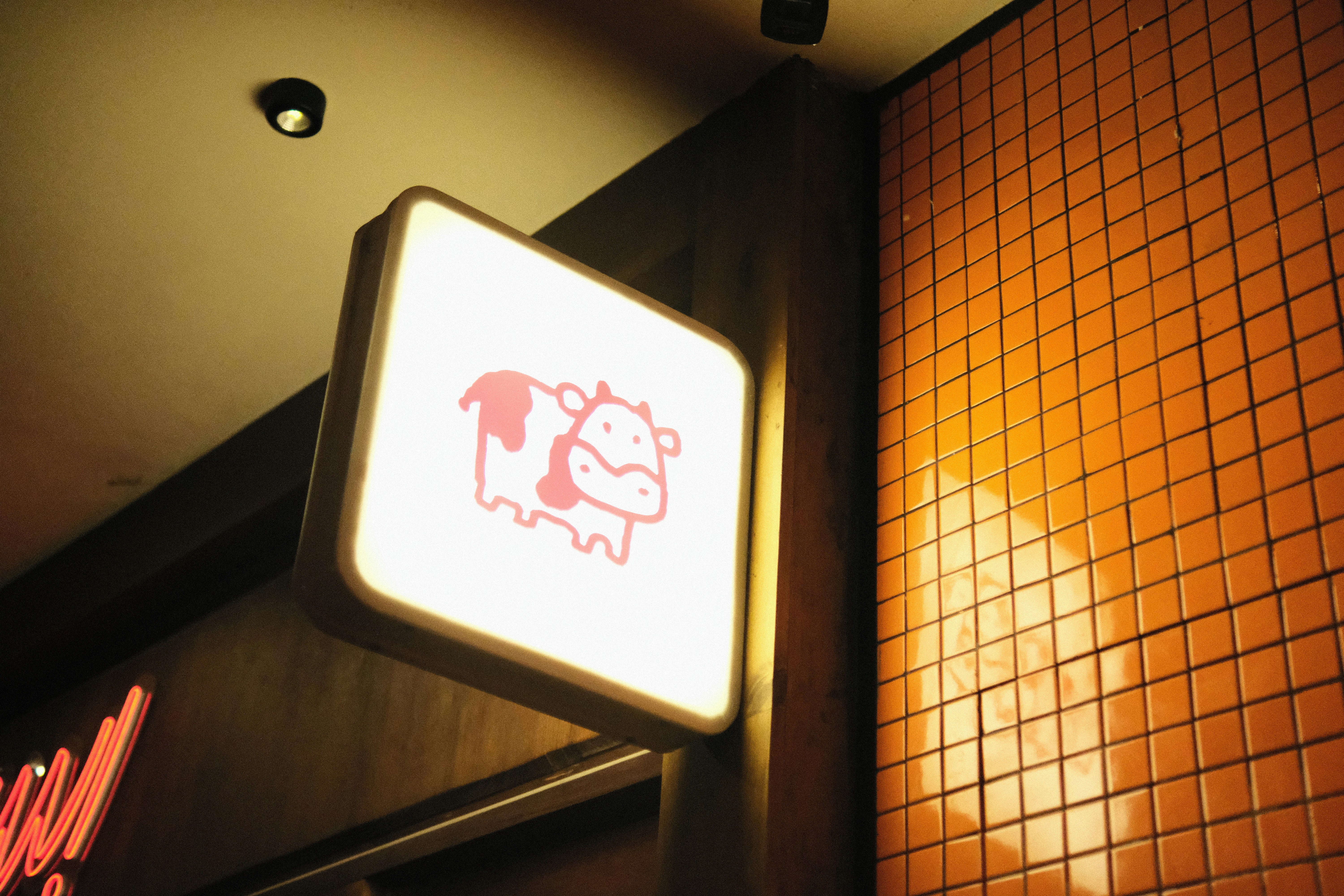 カートゥーンの牛が描かれた光る看板