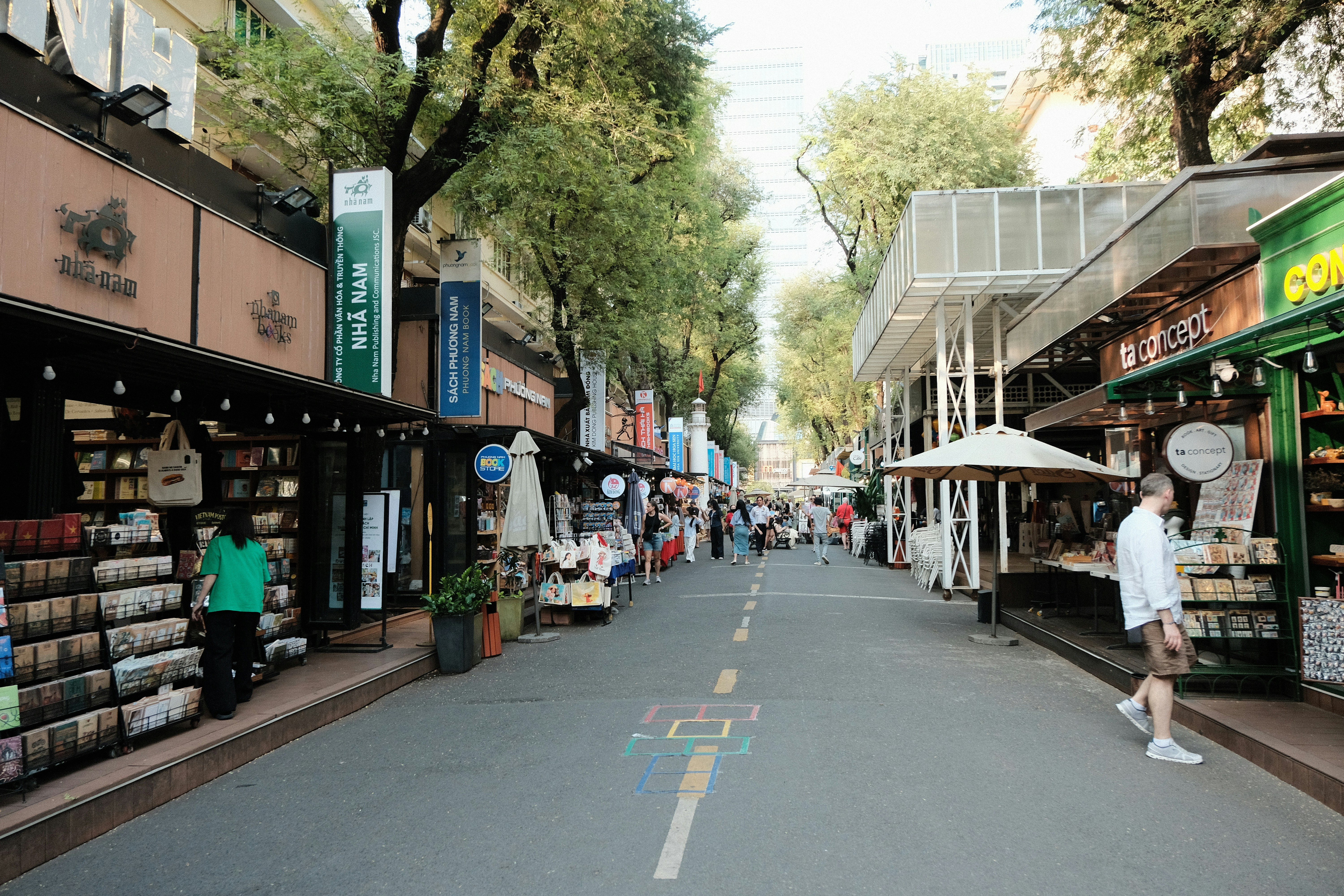 人々は賑やかな屋外の市場通りを歩いています。