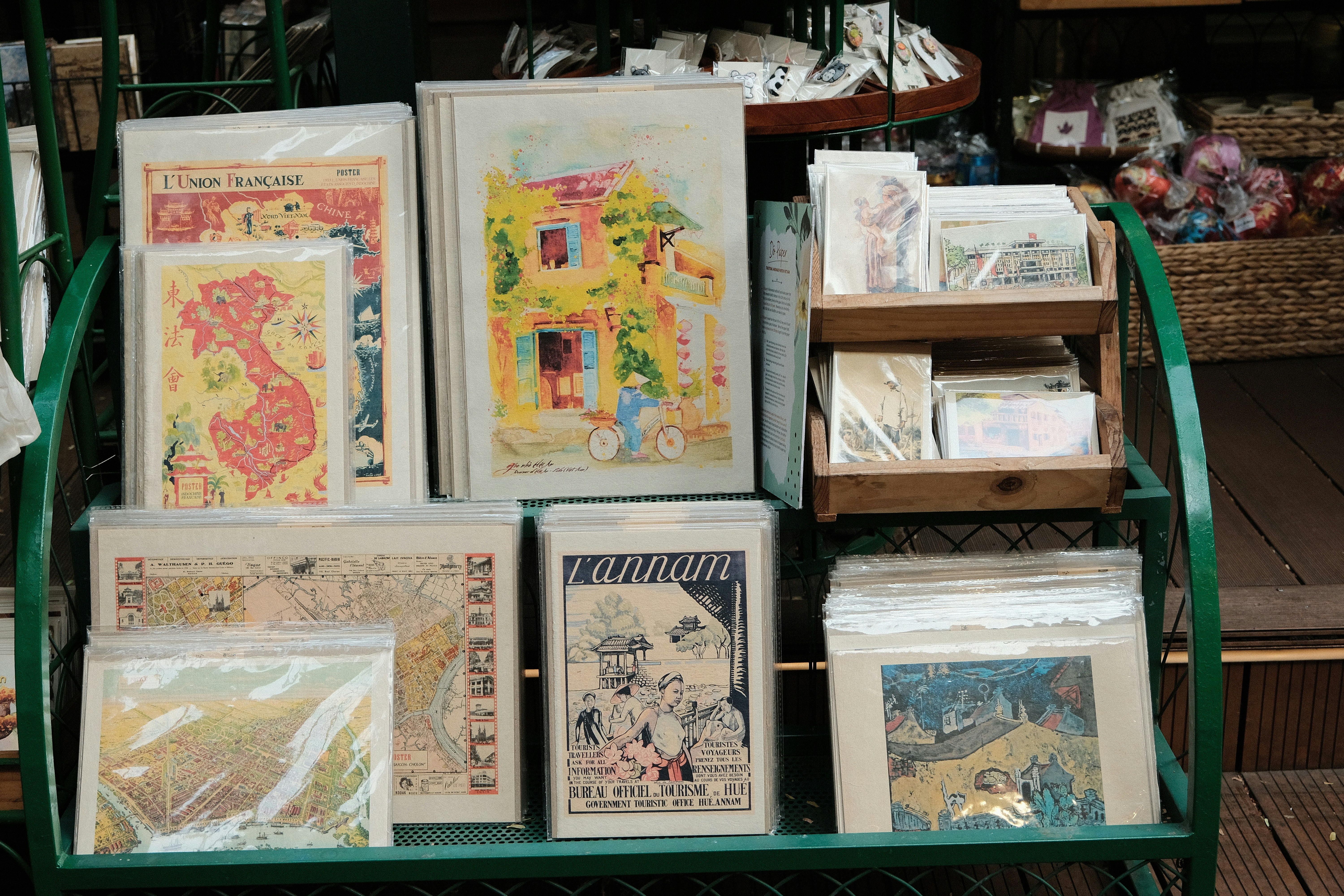 棚には絵葉書やアート作品が並べられています。