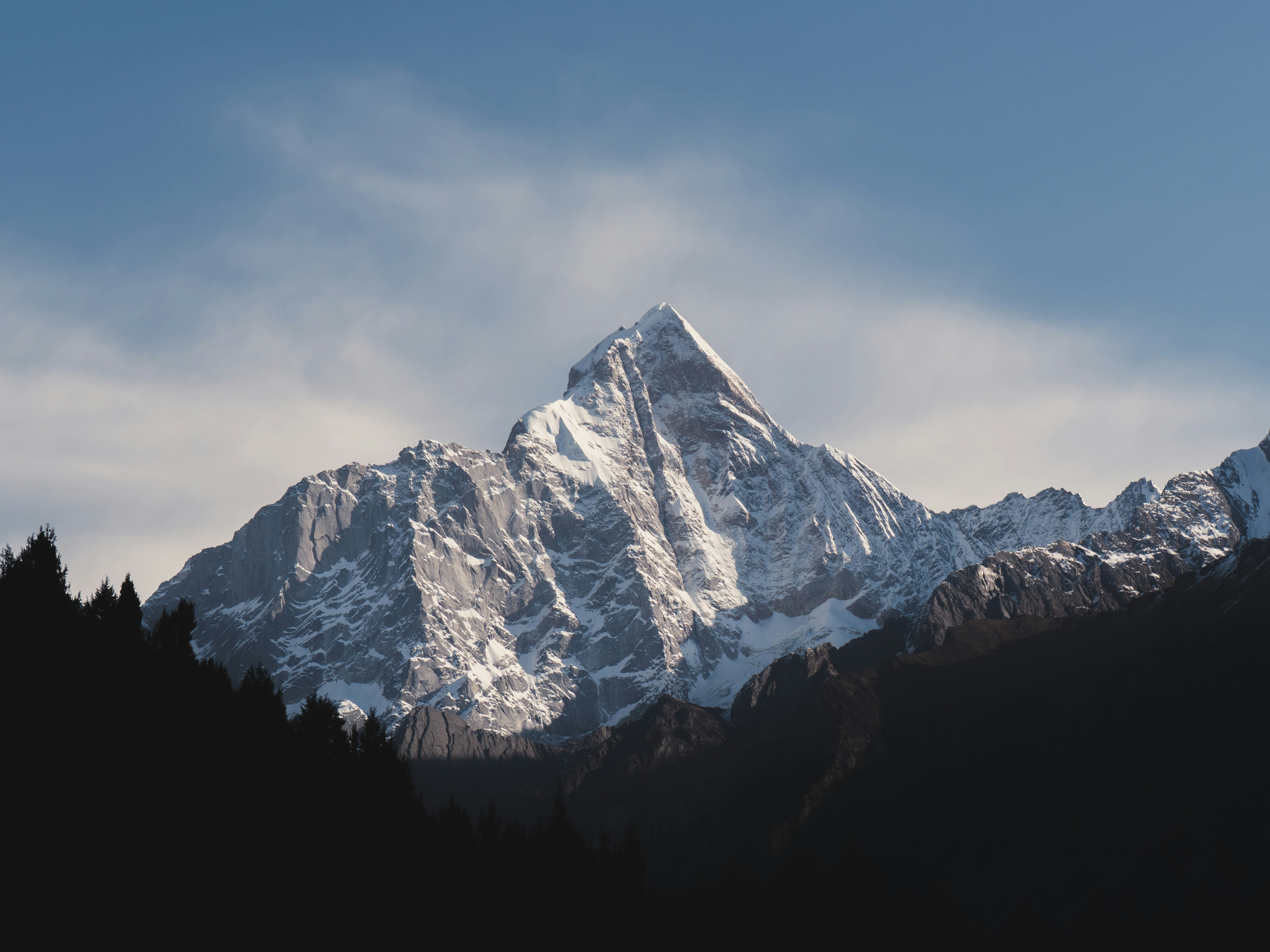 雪を頂く山頂が澄んだ青空を背景にそびえています。