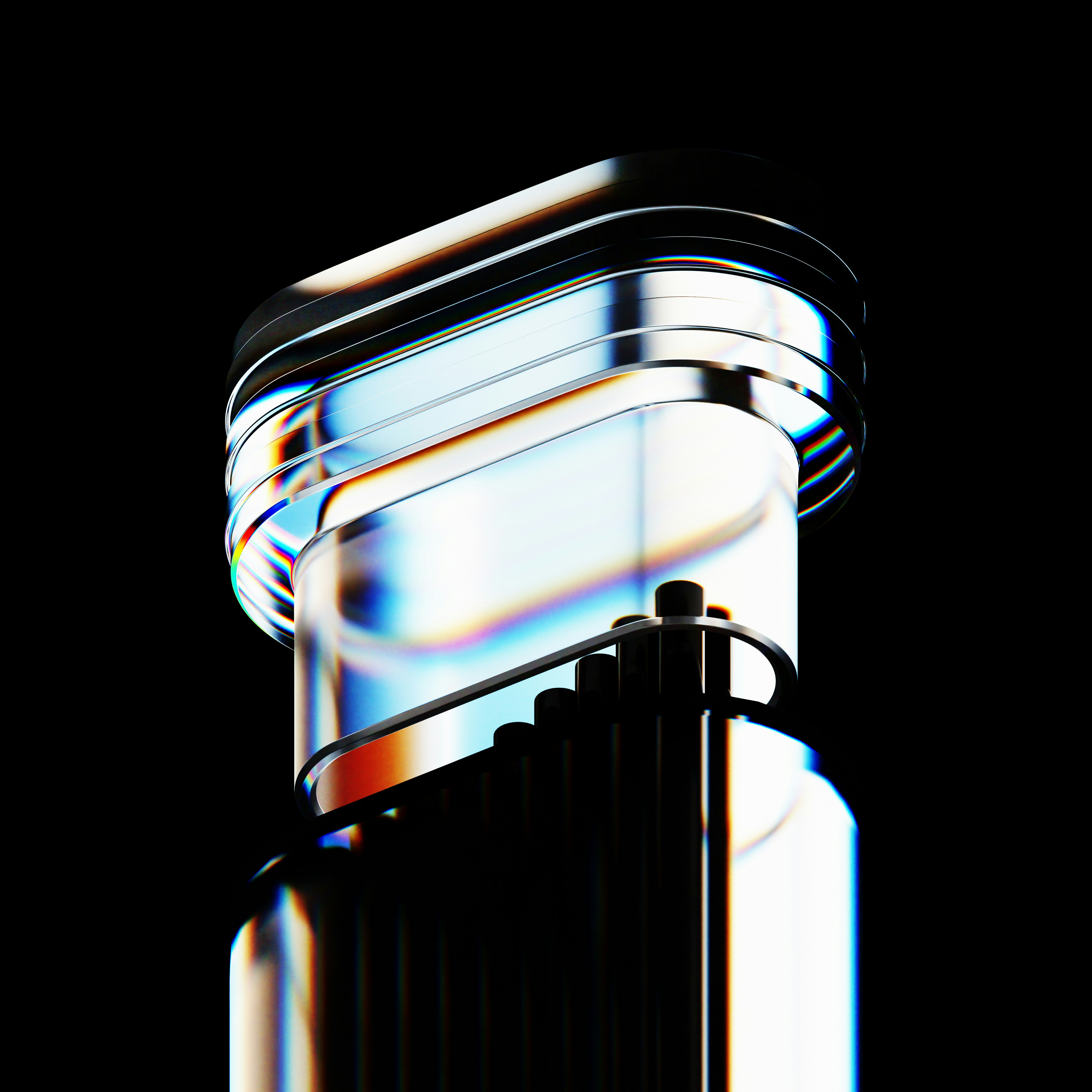 Abstrakte Glas- und Metallstruktur auf schwarzem Hintergrund