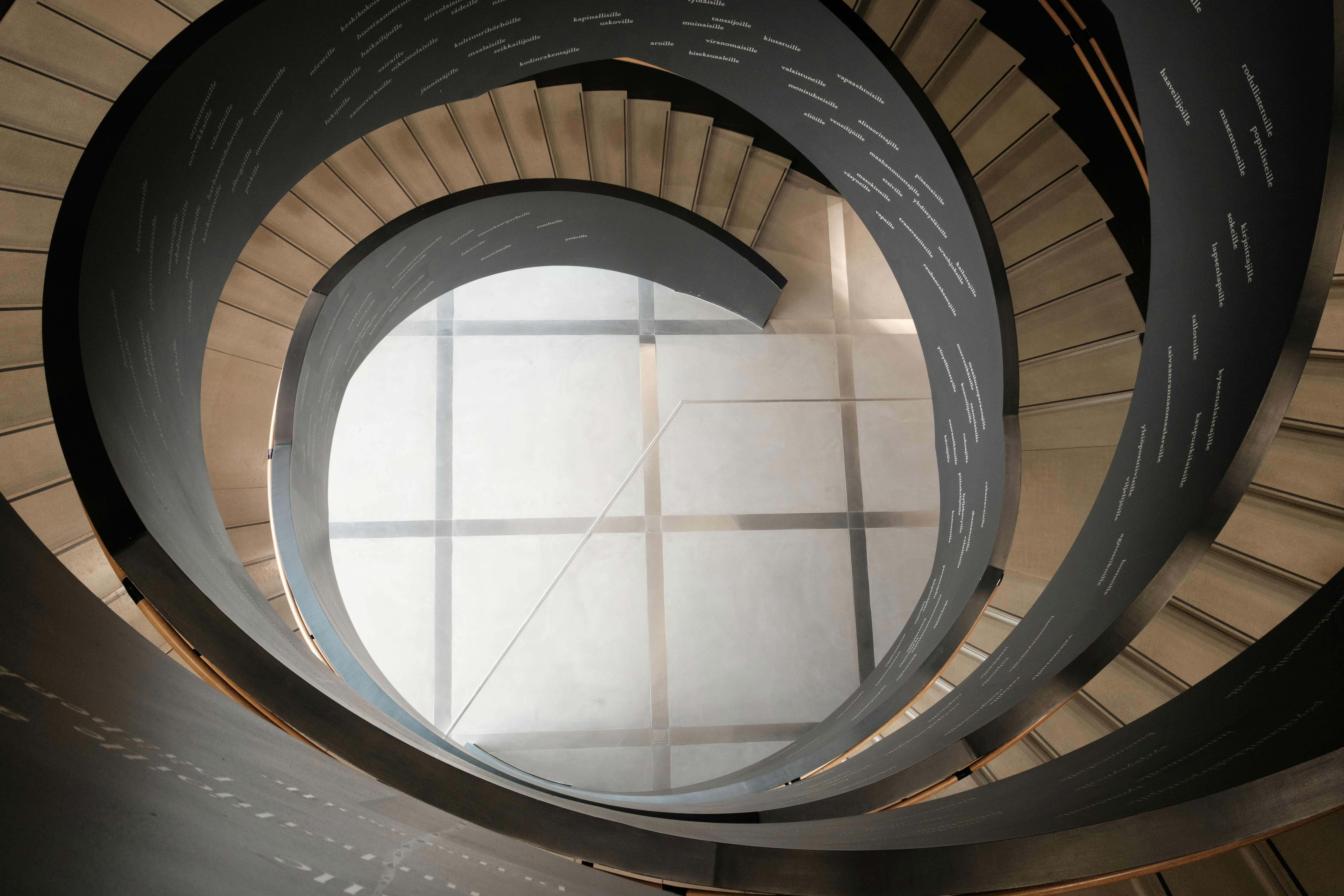 Una escalera de caracol moderna con luz en el centro