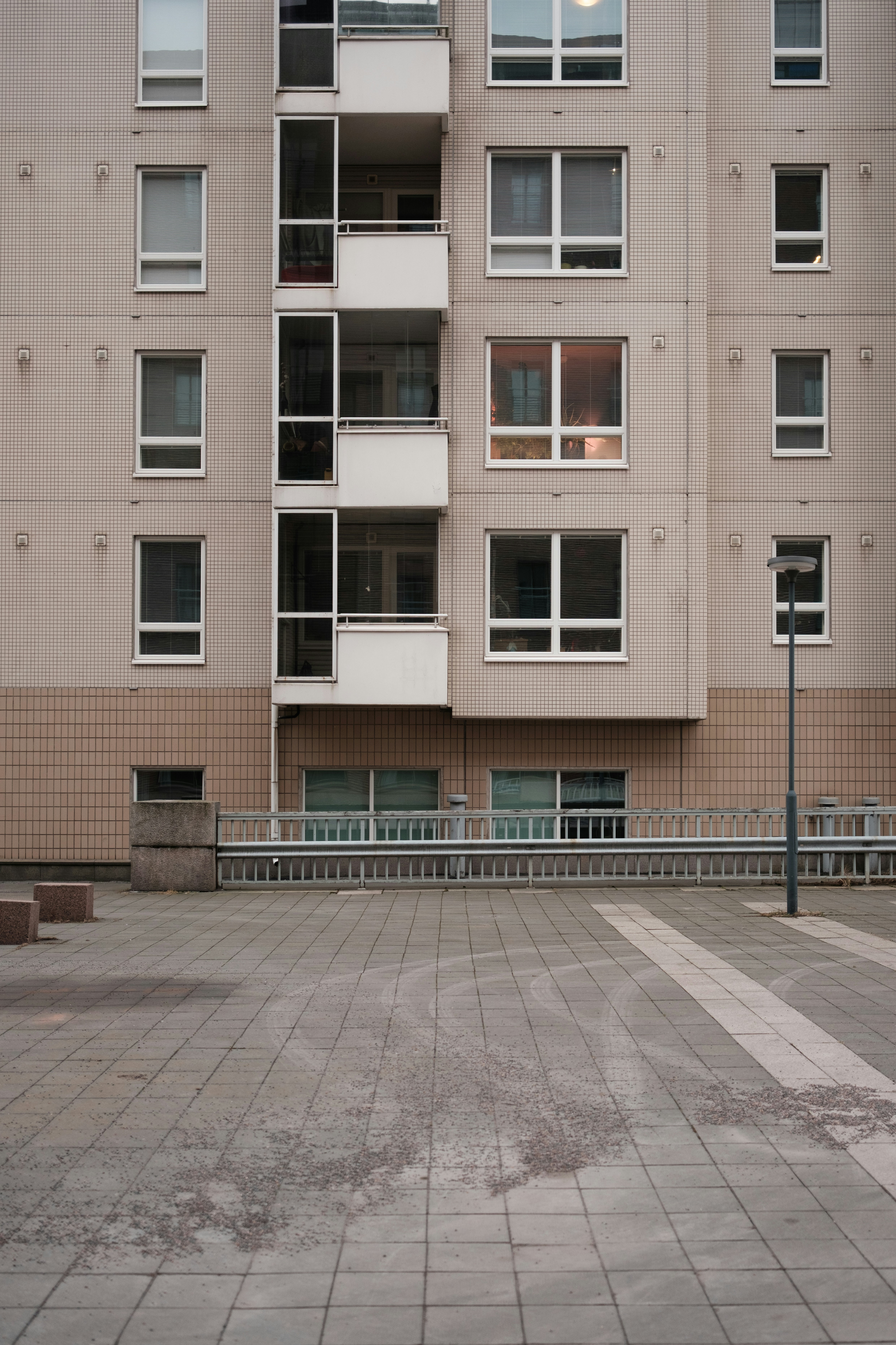 Exterior de un edificio moderno de apartamentos con balcones.
