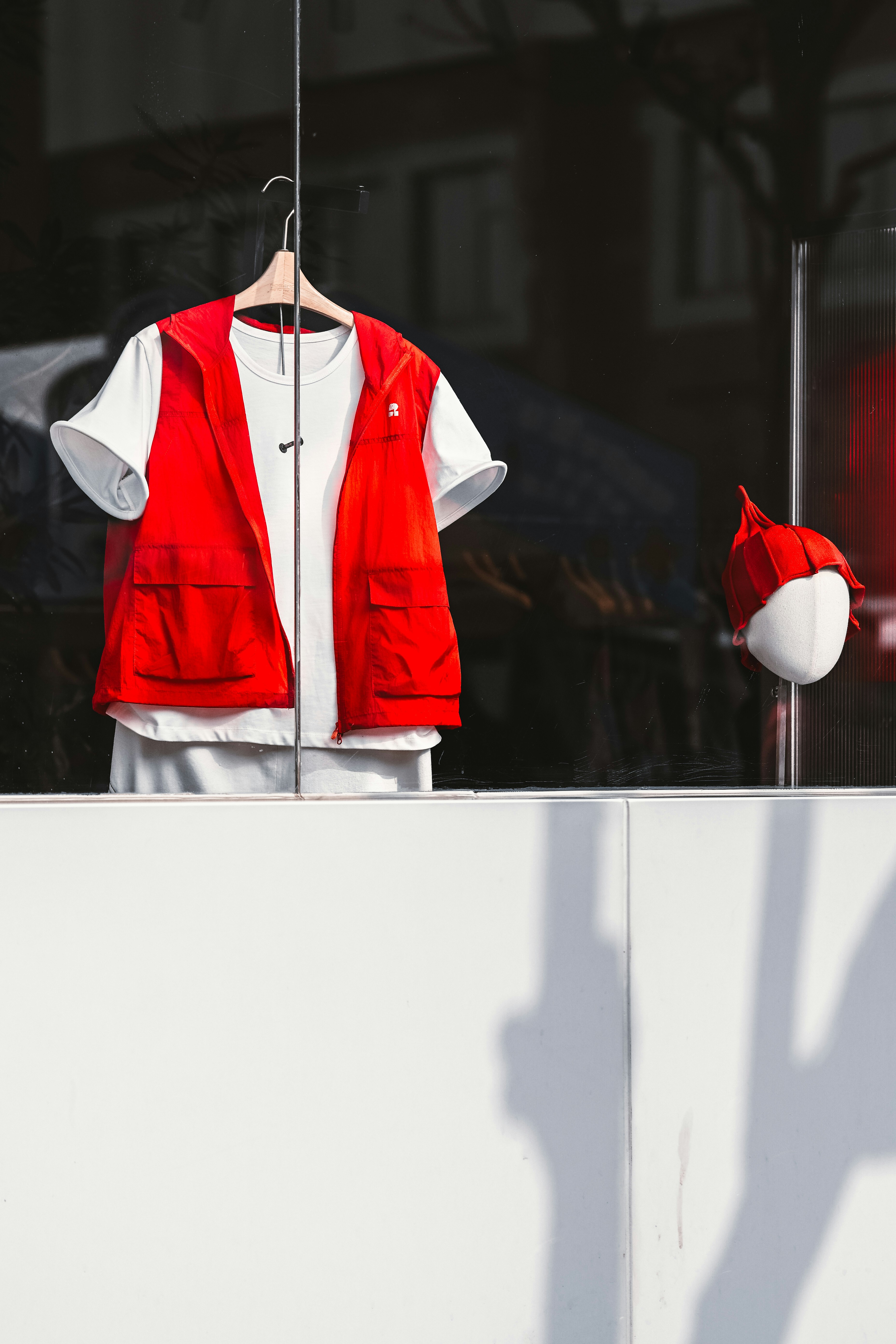 Rote Weste und weißes Hemd im Schaufenster ausgestellt