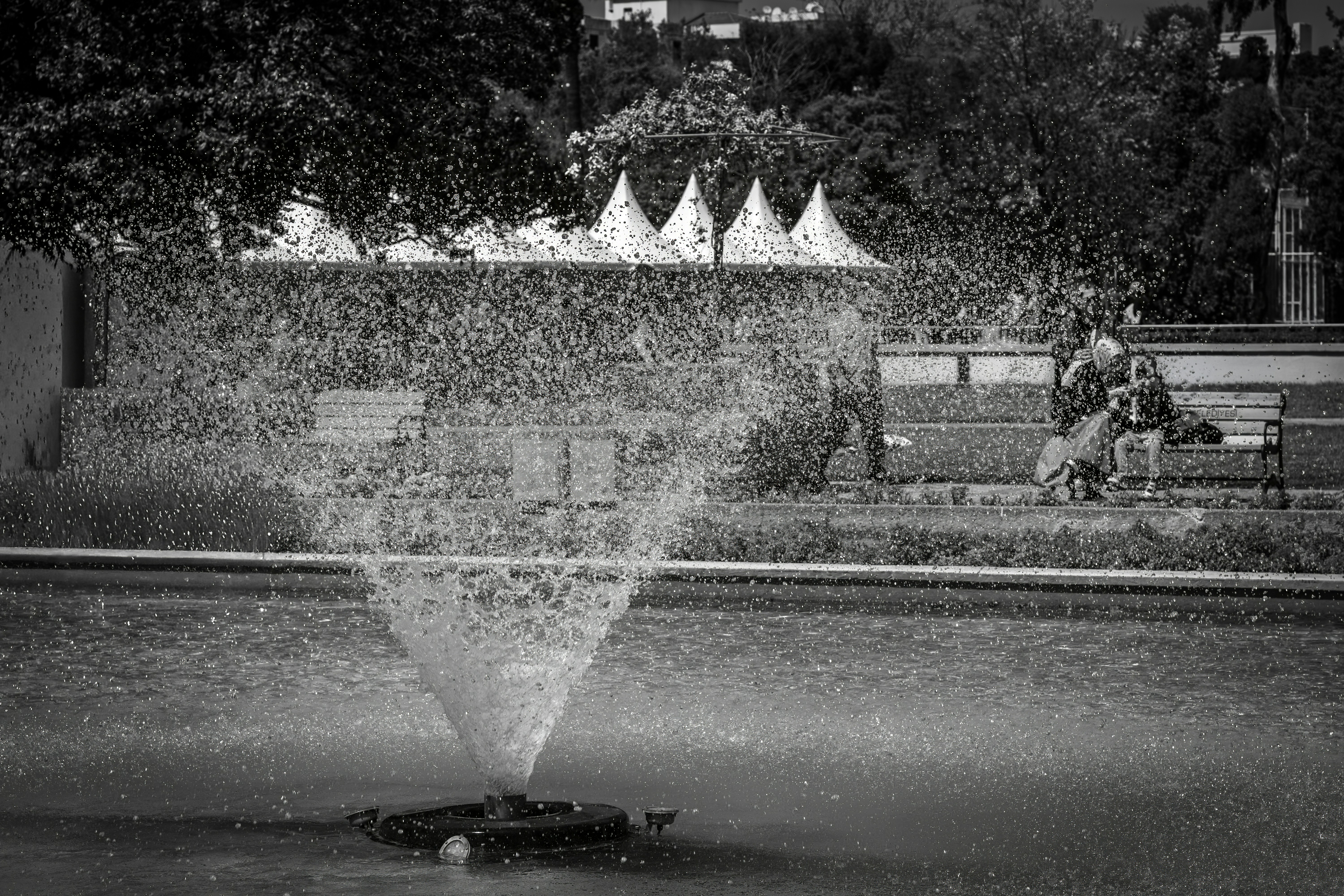 Una fuente rocía agua en un parque