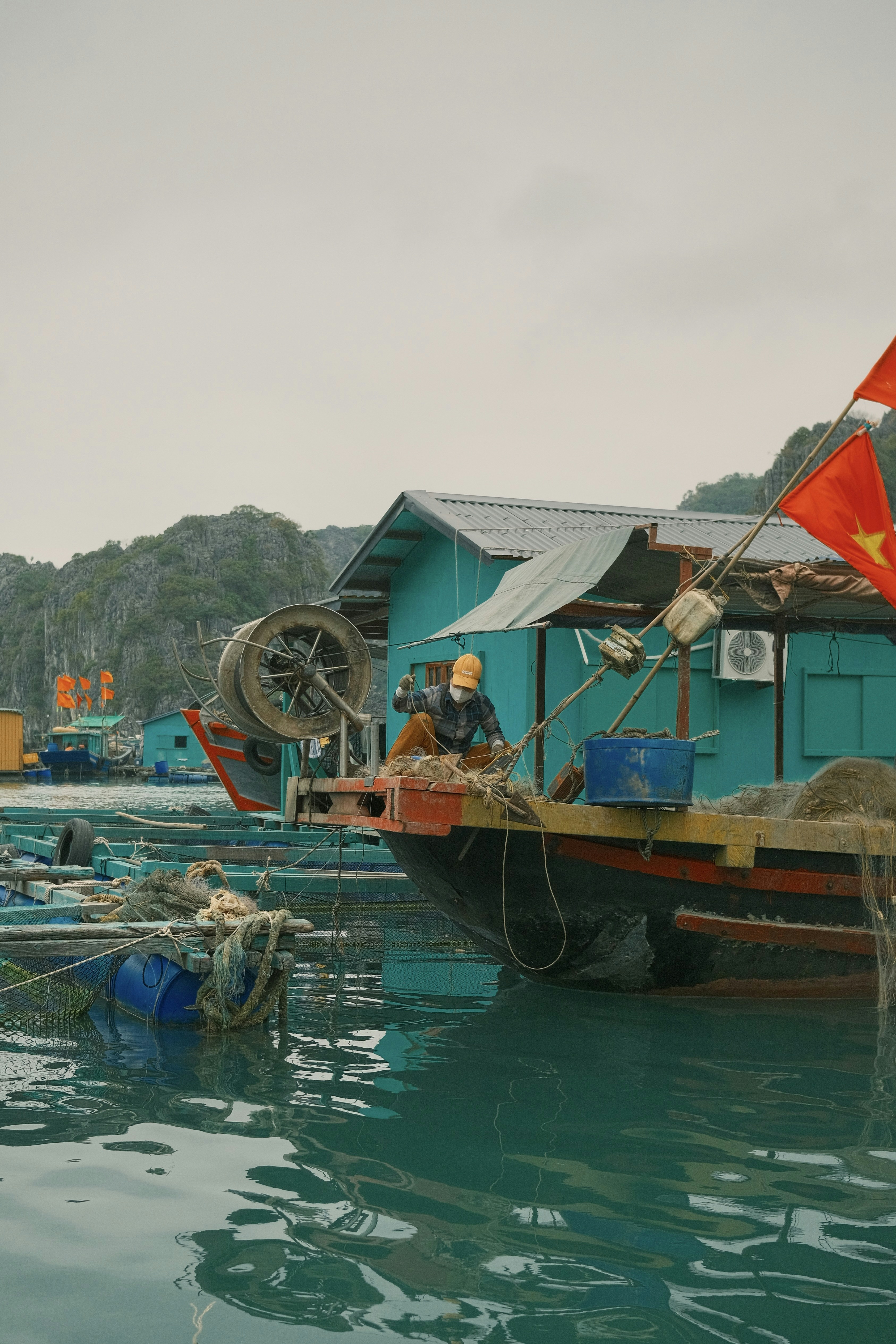 Pescatore che lavora su una barca in un porto