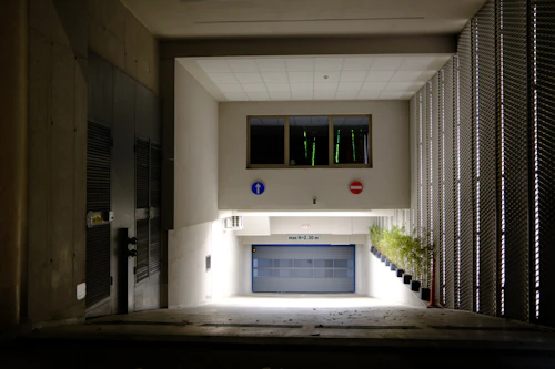 Portón seccional motorizado en el acceso de un edificio