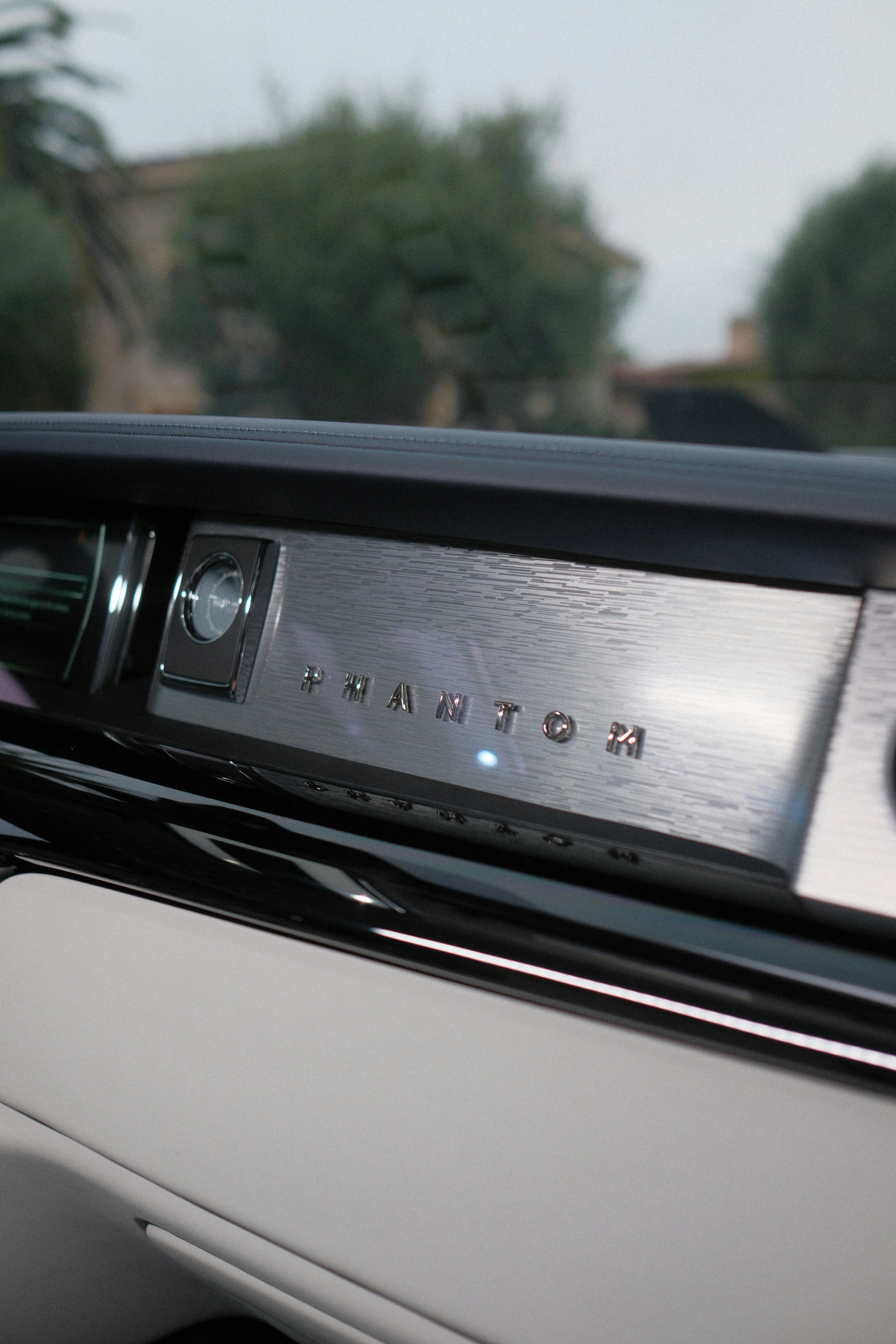 Close-up lambang dasbor interior mobil.