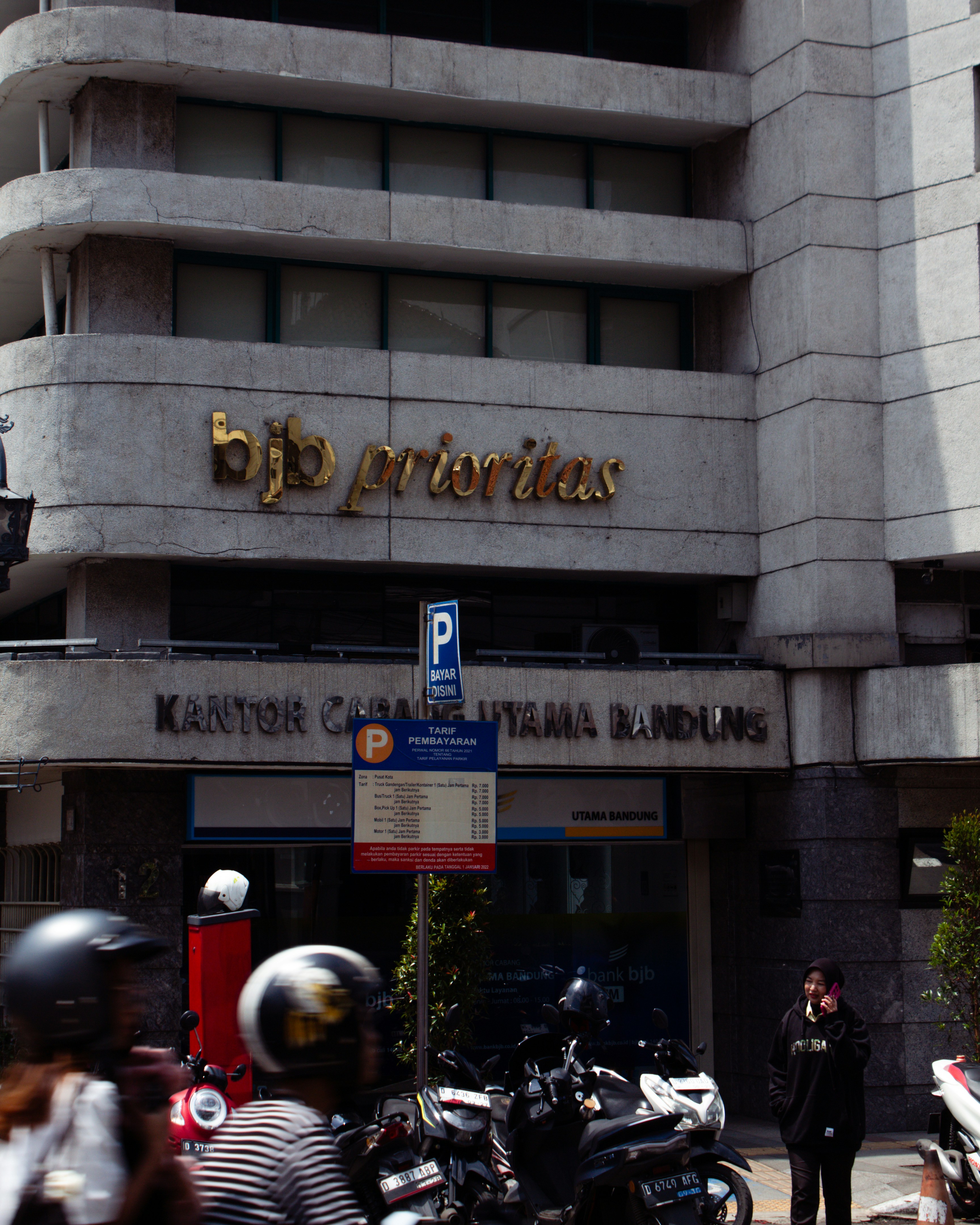 Pintu masuk gedung dengan tanda "bjp prioritas"