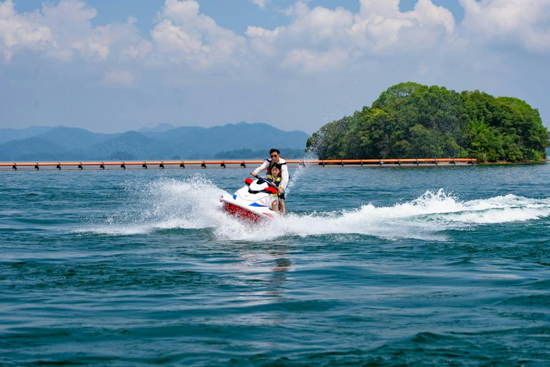 Jet ski sur un lac