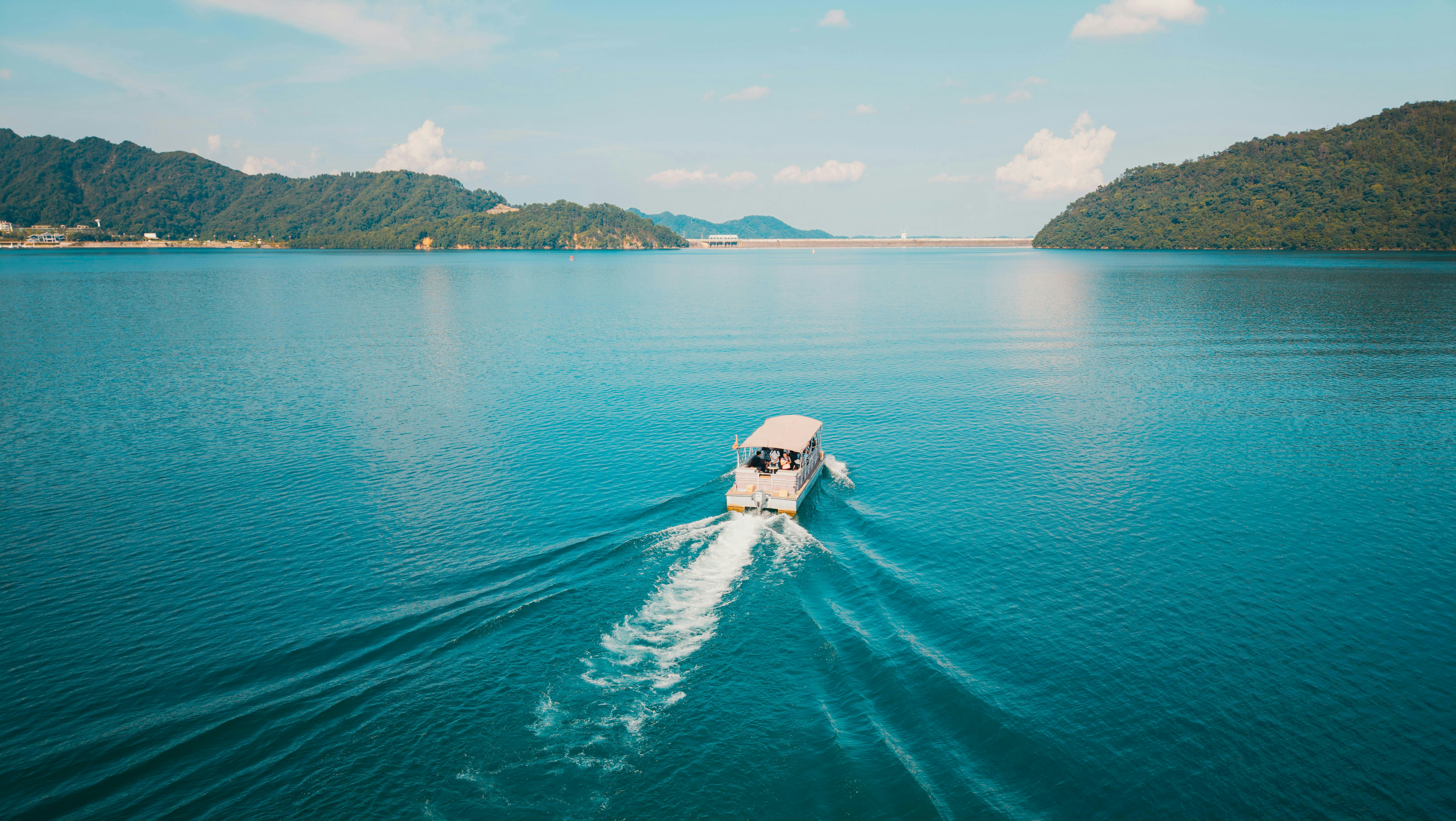 船が広大な青い海を渡る。