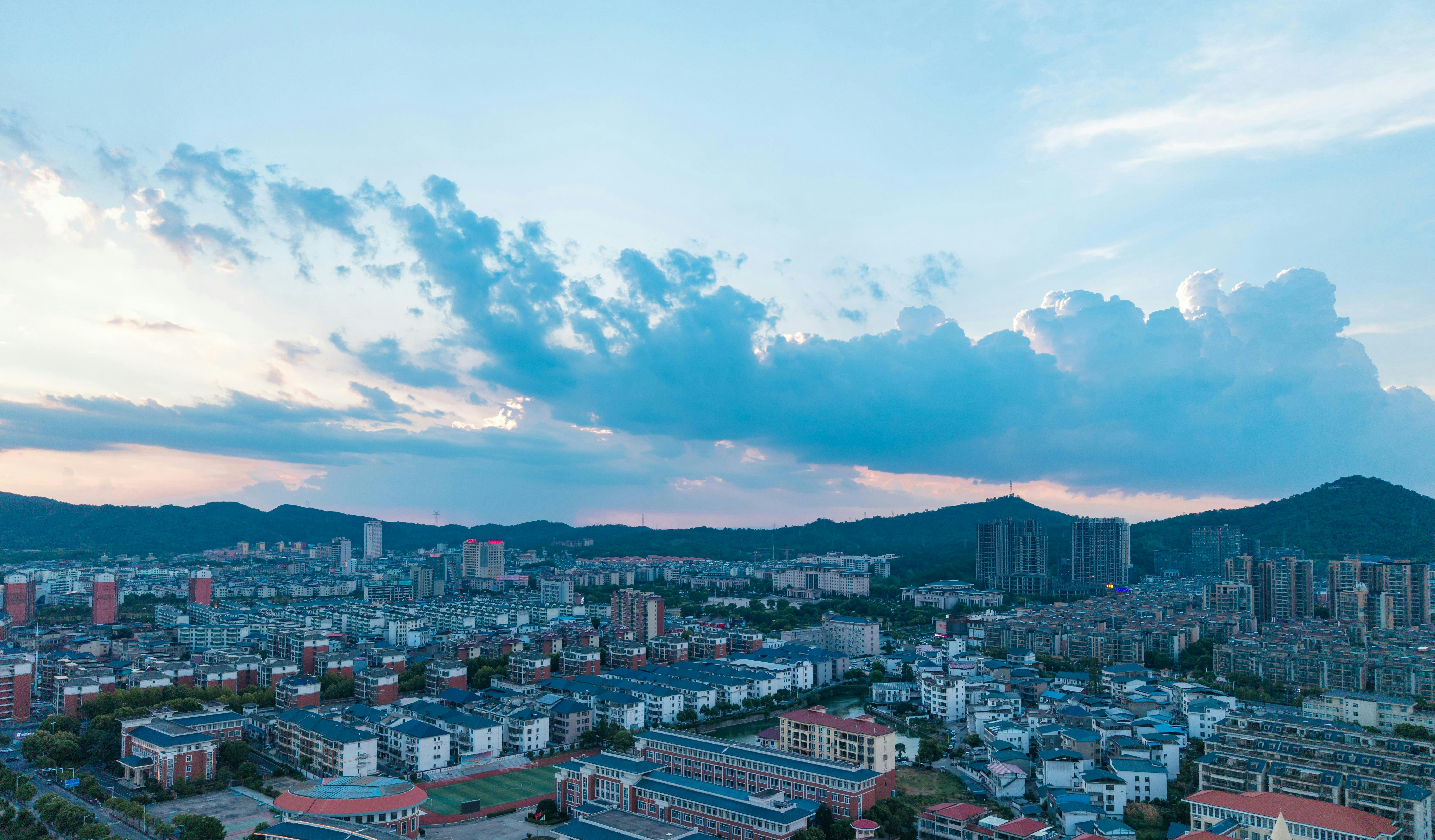 曇り空の下、山々が広がる都市景観