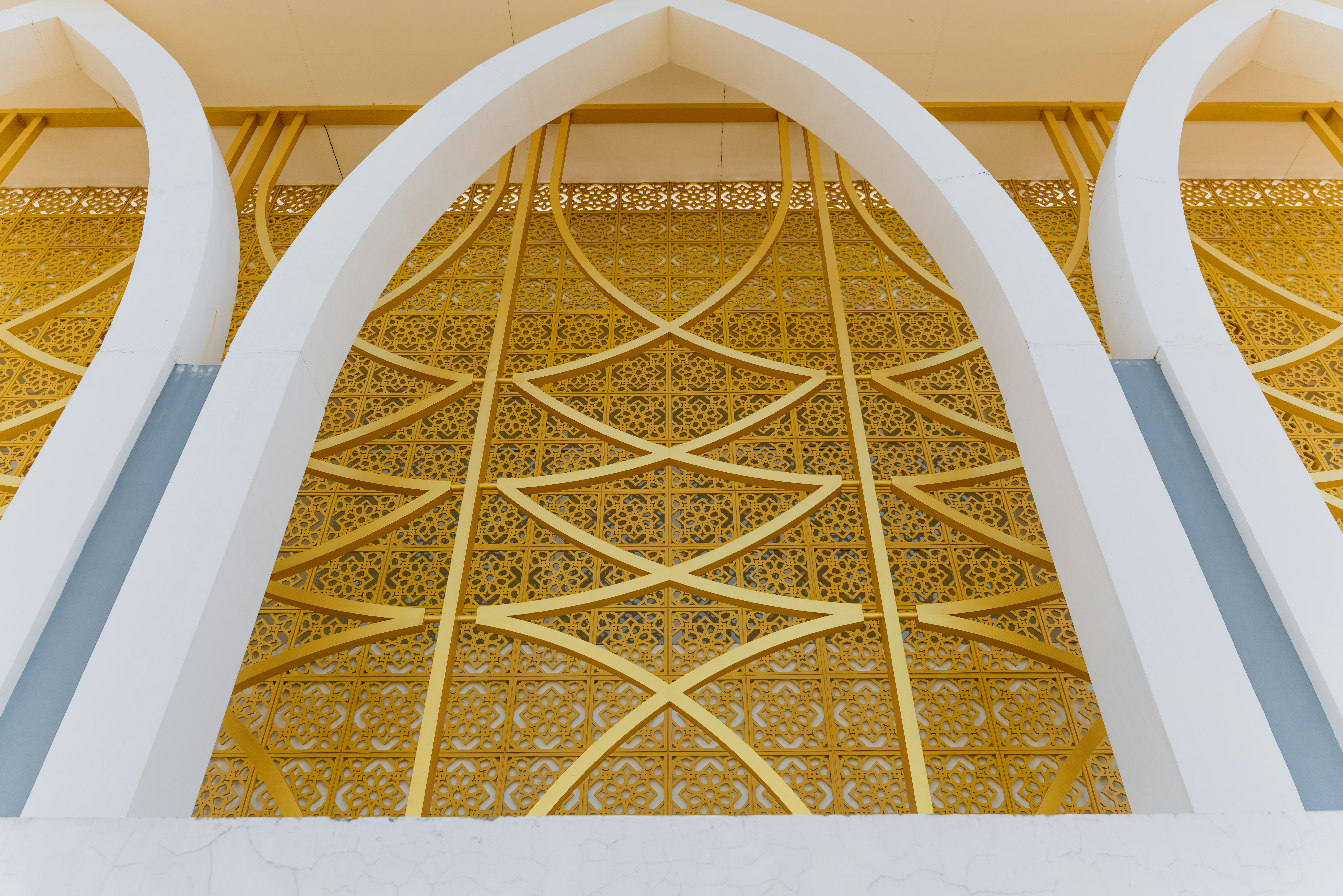 luxury gold entryway interior, wallpaper, Hollywood Regency Entryway Decorating Tips for a Glamorous Home 5