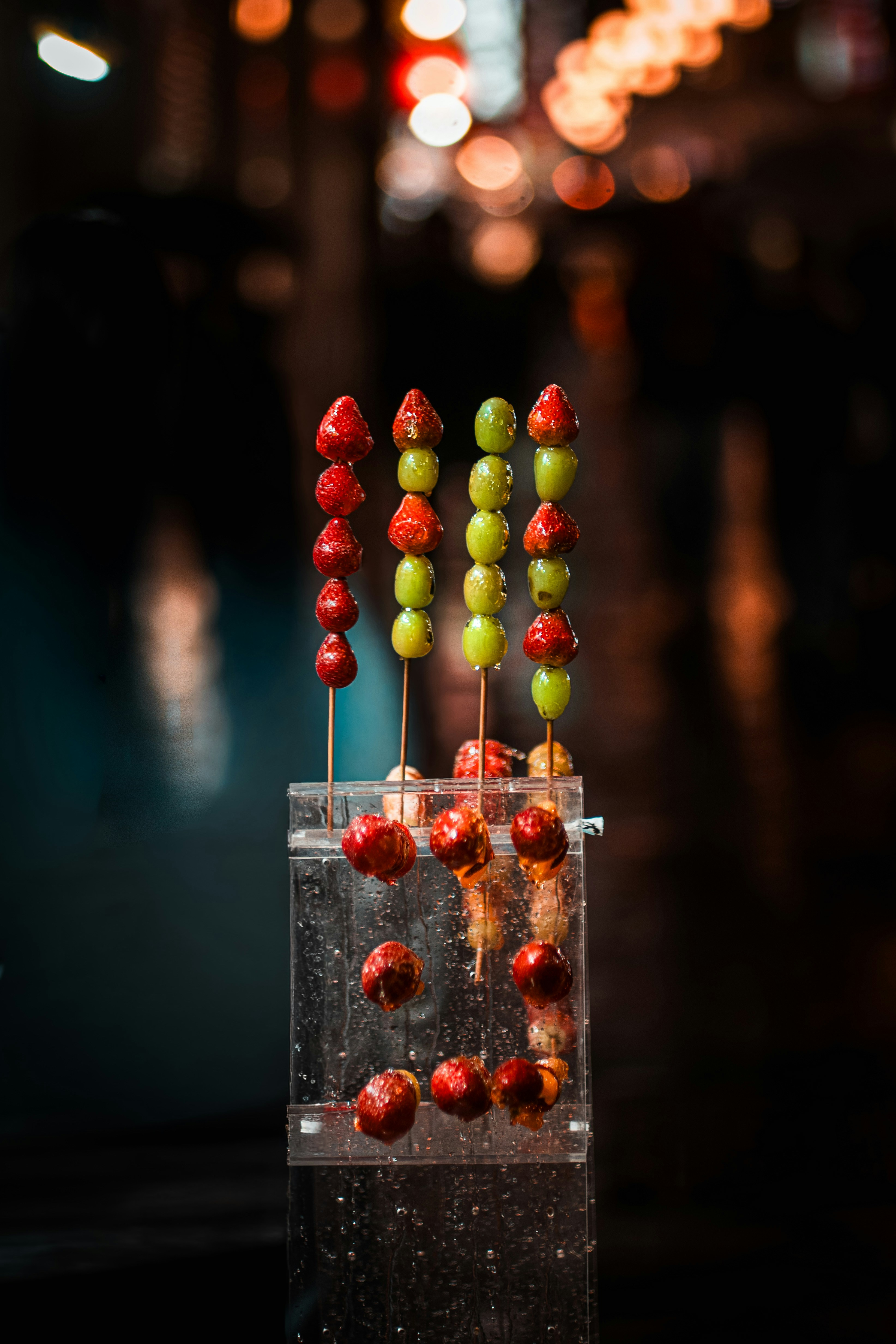 Fresas confitadas y uvas en palitos