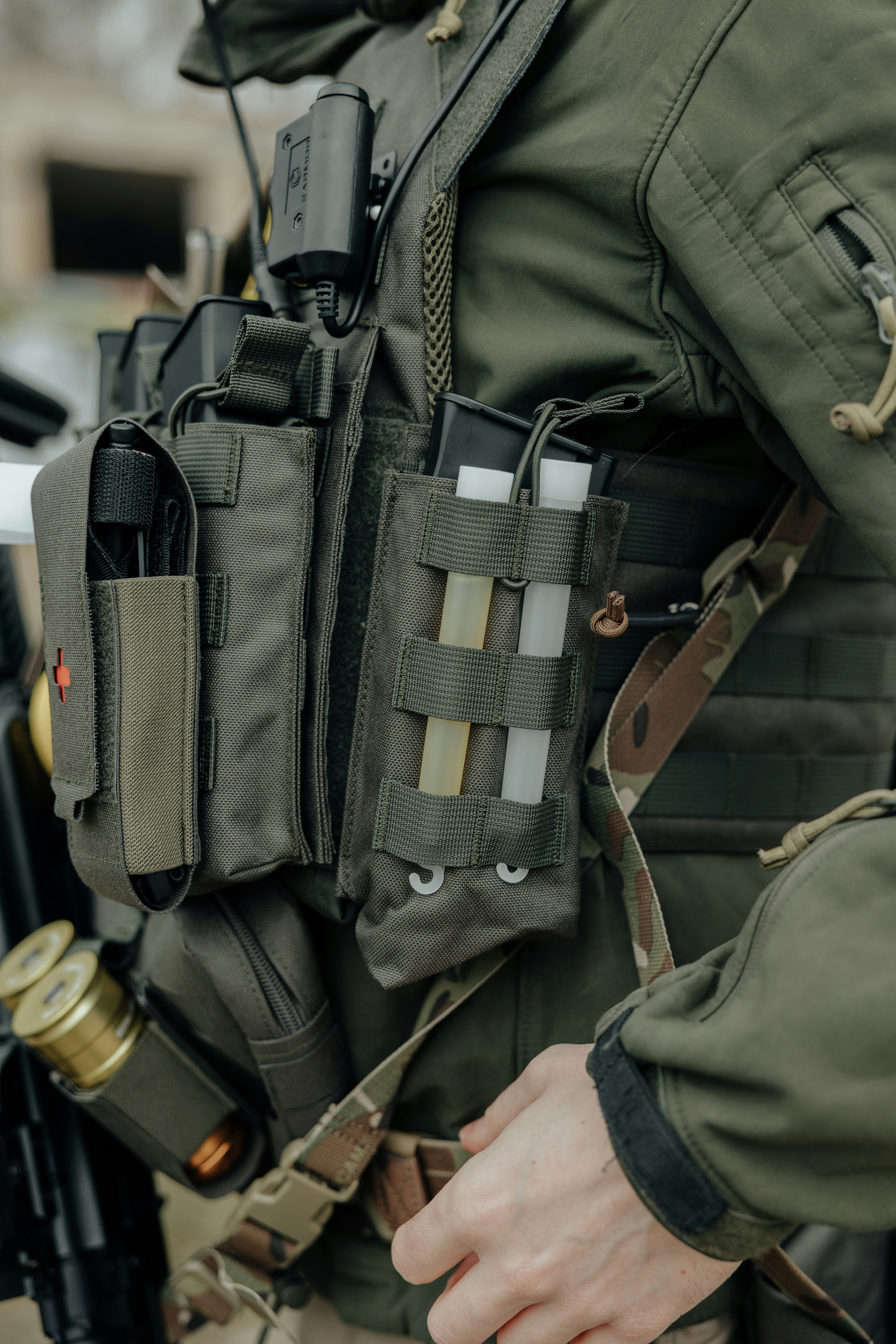 Soldado con equipo táctico con bolsas y equipo.