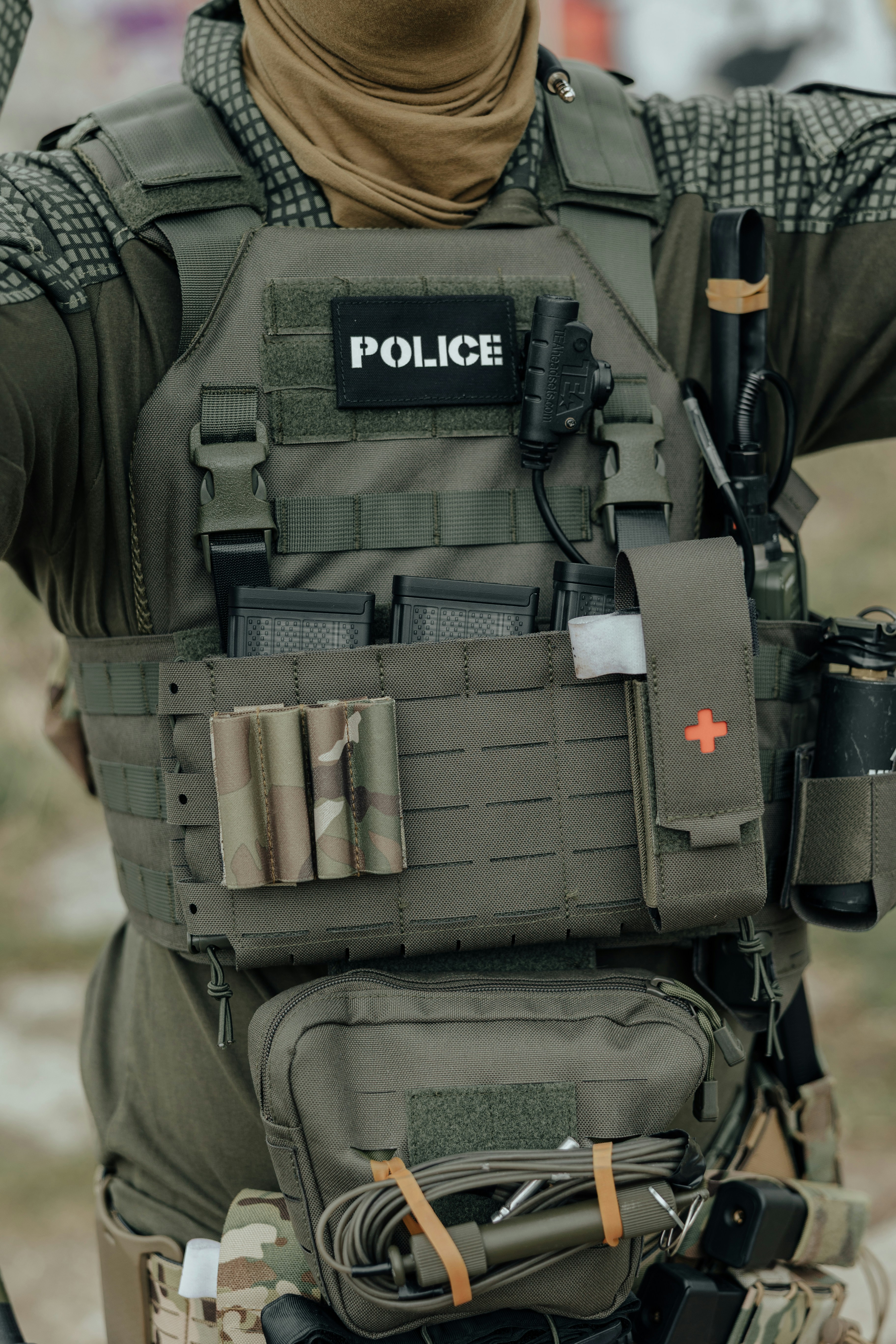 Agente con equipo táctico y parche de "policía".