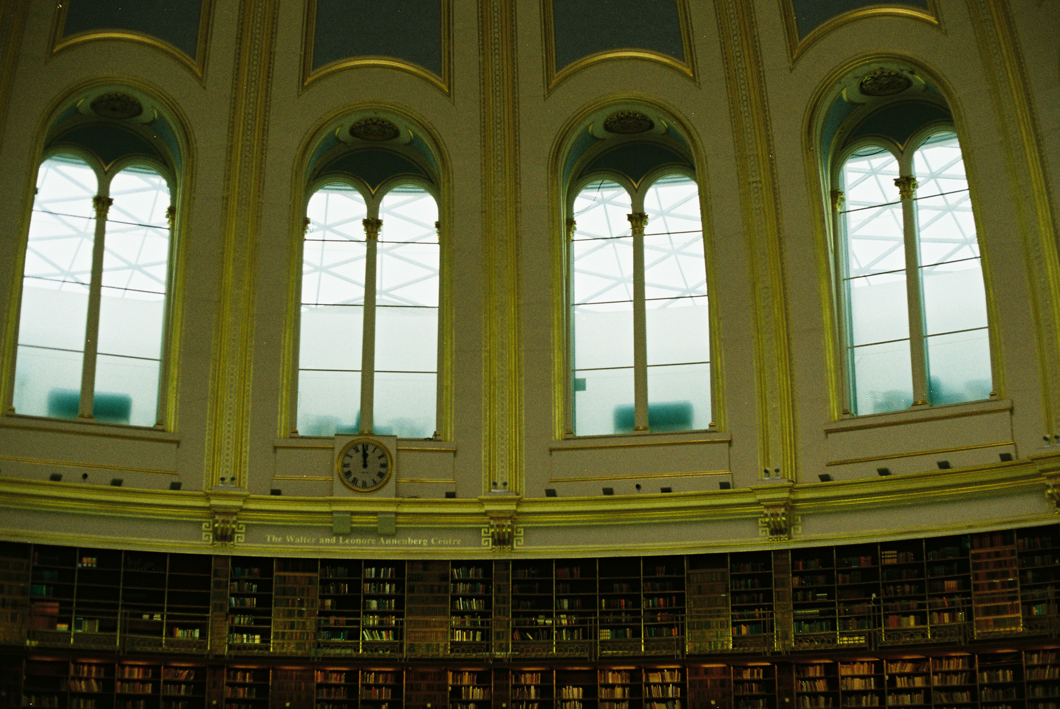 Seomra leabharlainne stairiúil le leabhair ársa