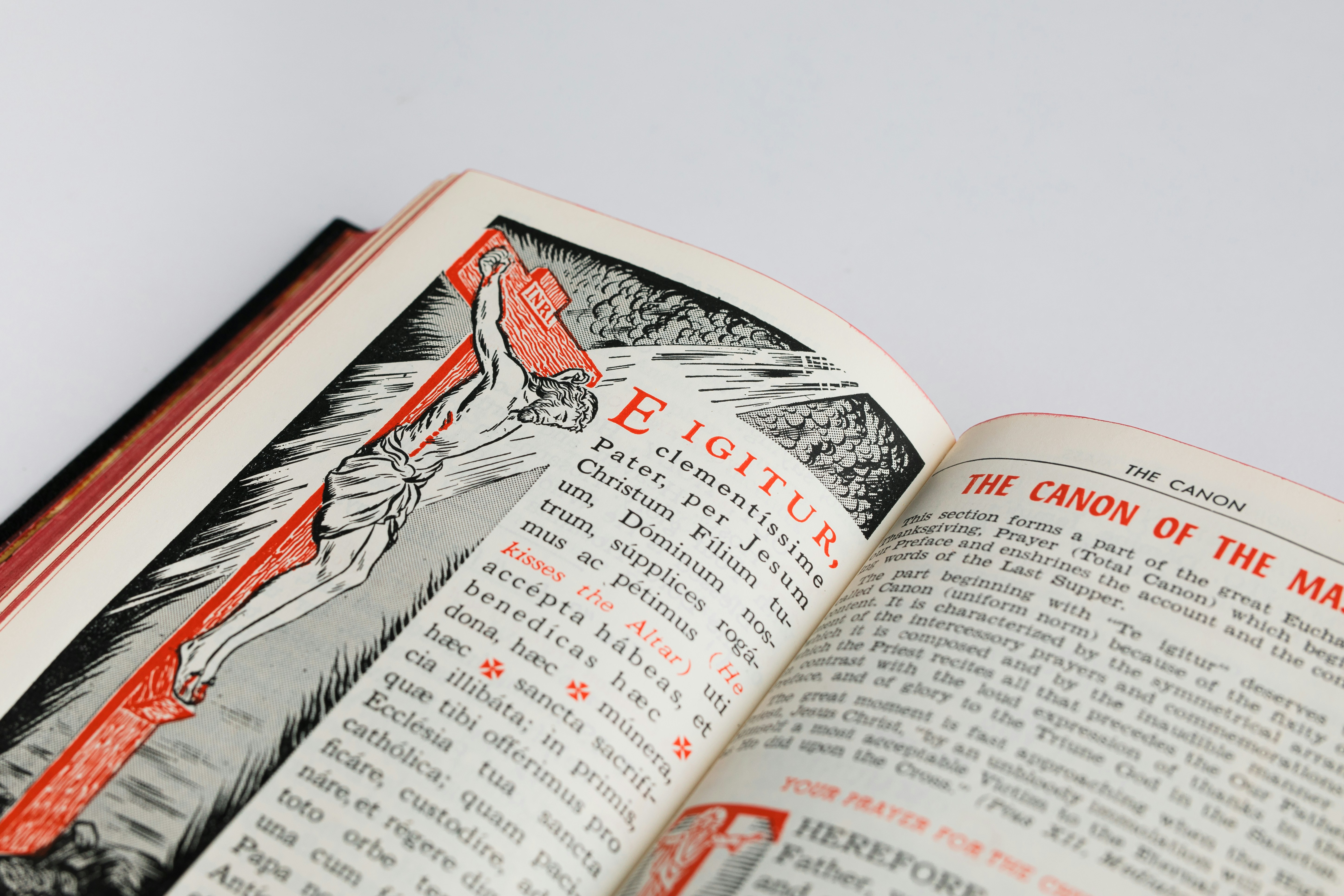 Libro abierto con texto religioso e ilustración