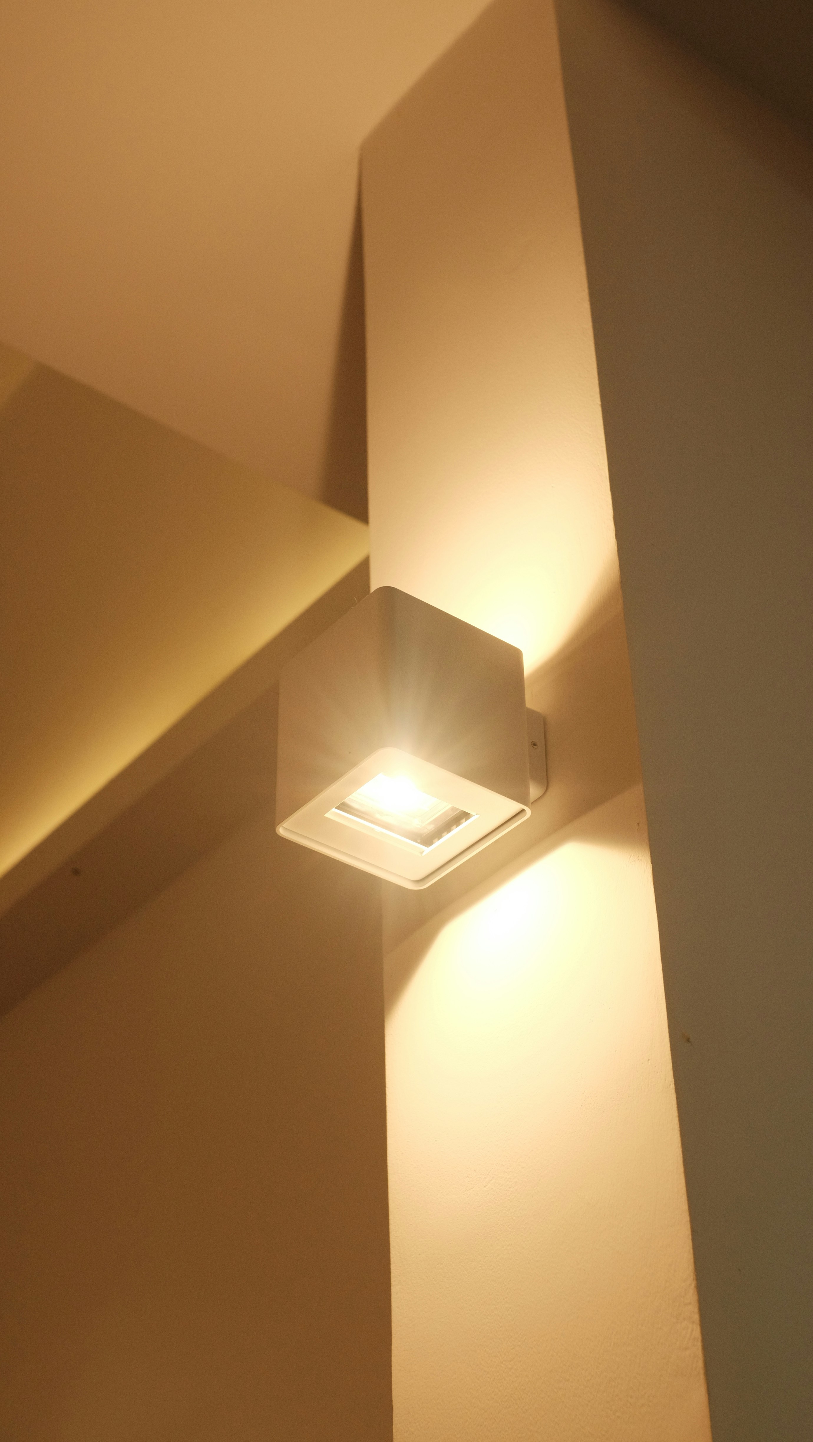 Lampu dinding kubus modern yang menerangi sudut