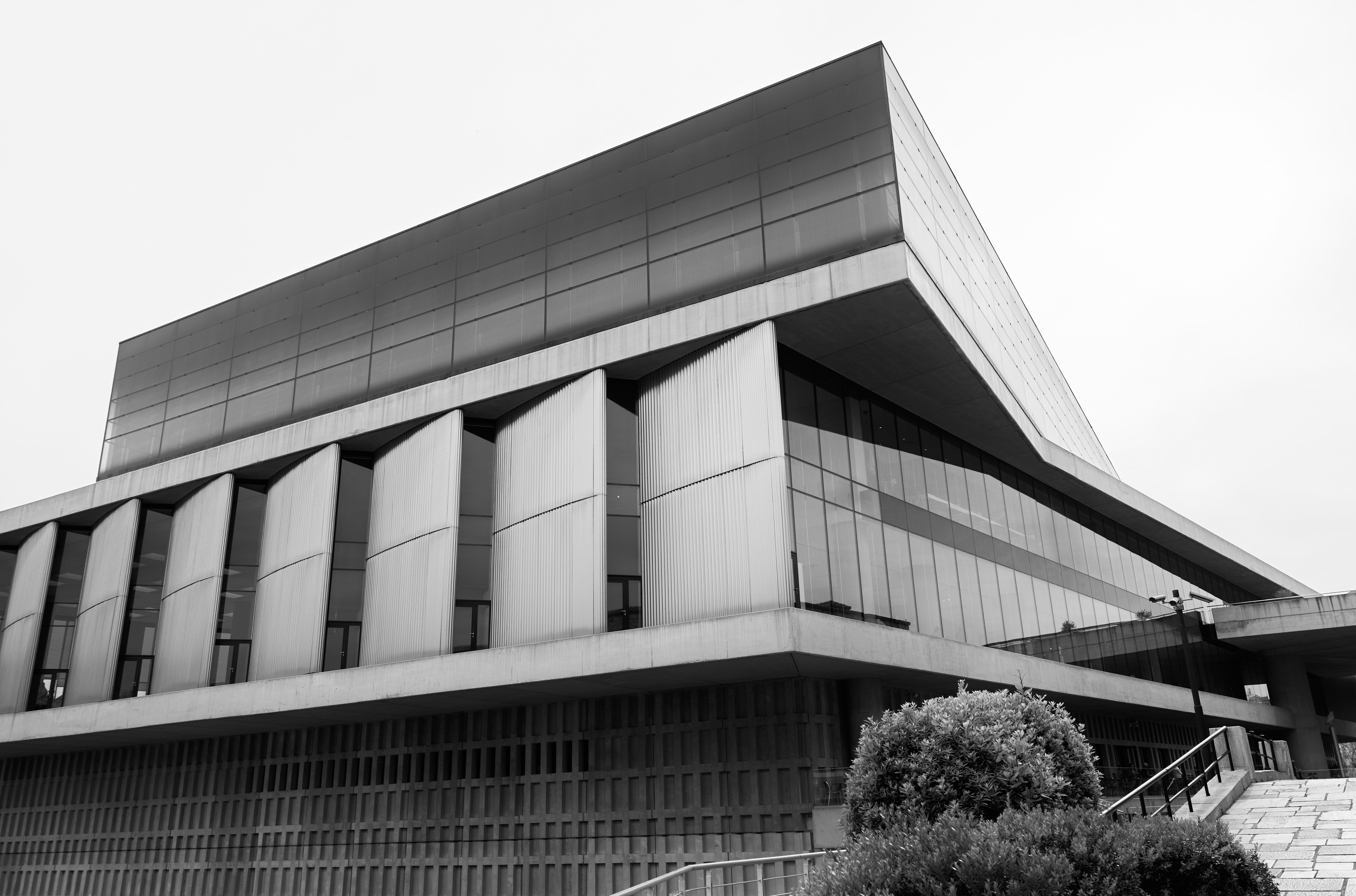 Edificio moderno con elementi architettonici geometrici