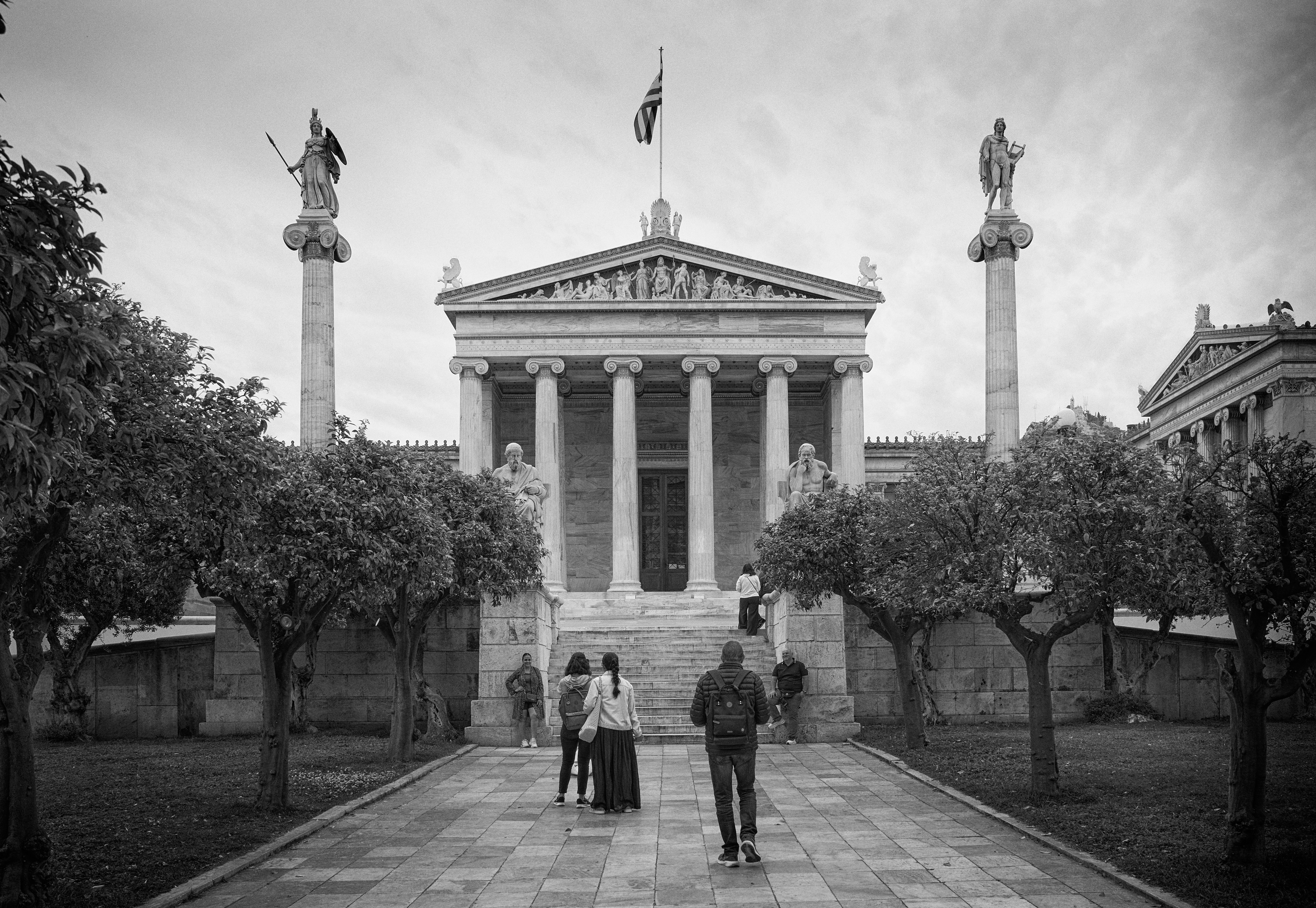 Persone che si avvicinano a un grande edificio neoclassico