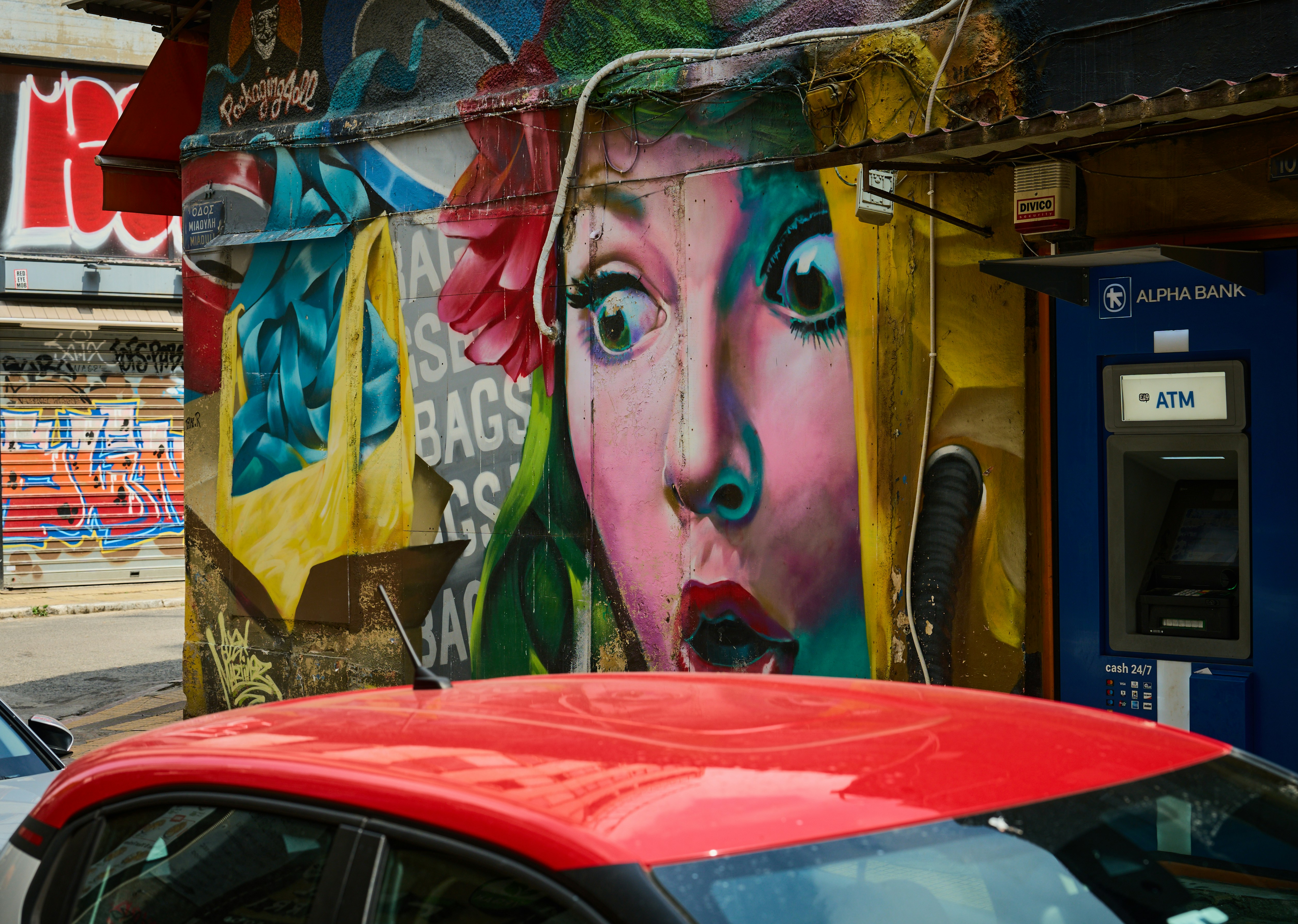 Arte graffiti di un volto sorpreso su un muro