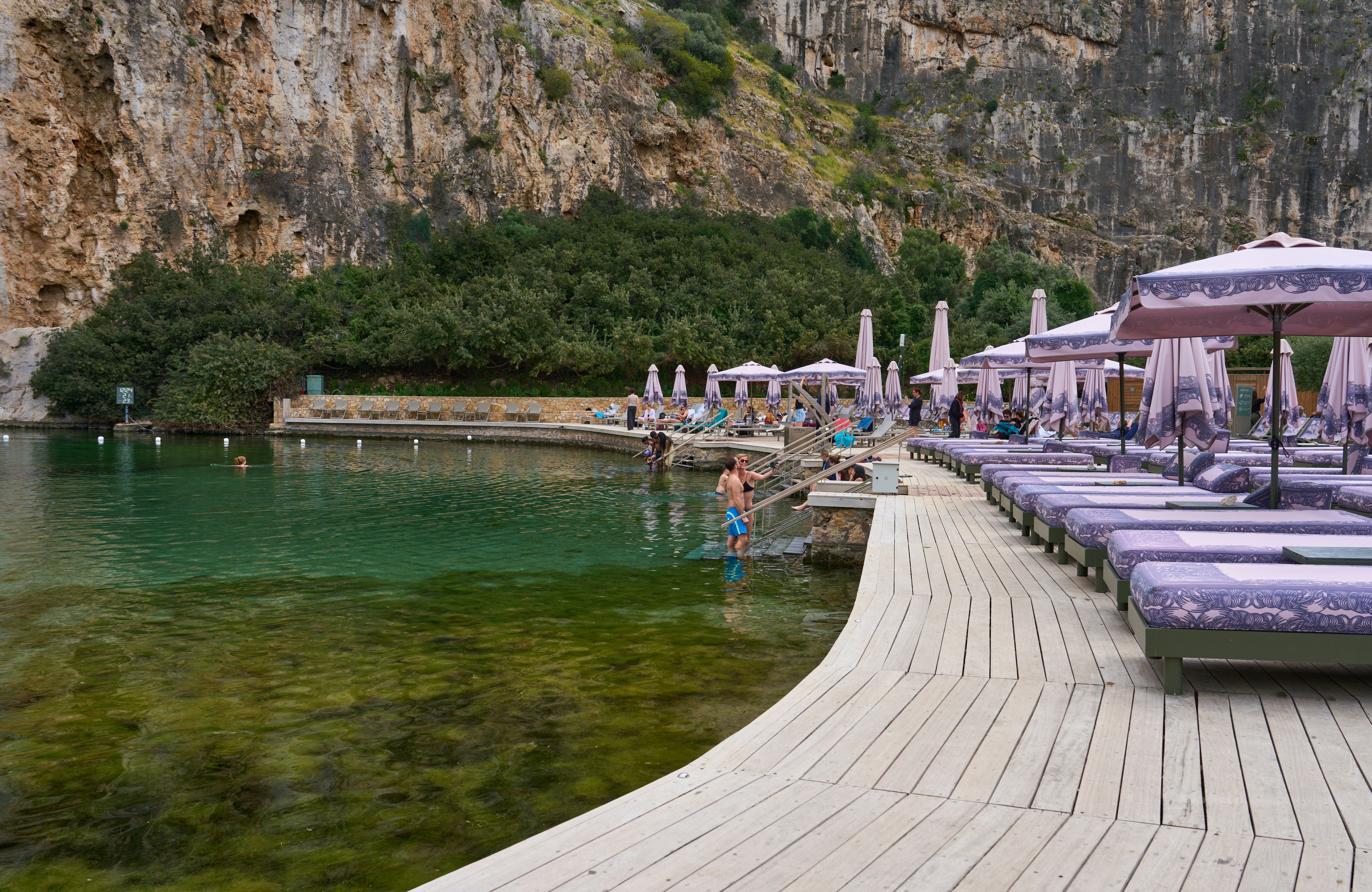 Resort balneare con sdraio e area nuotare