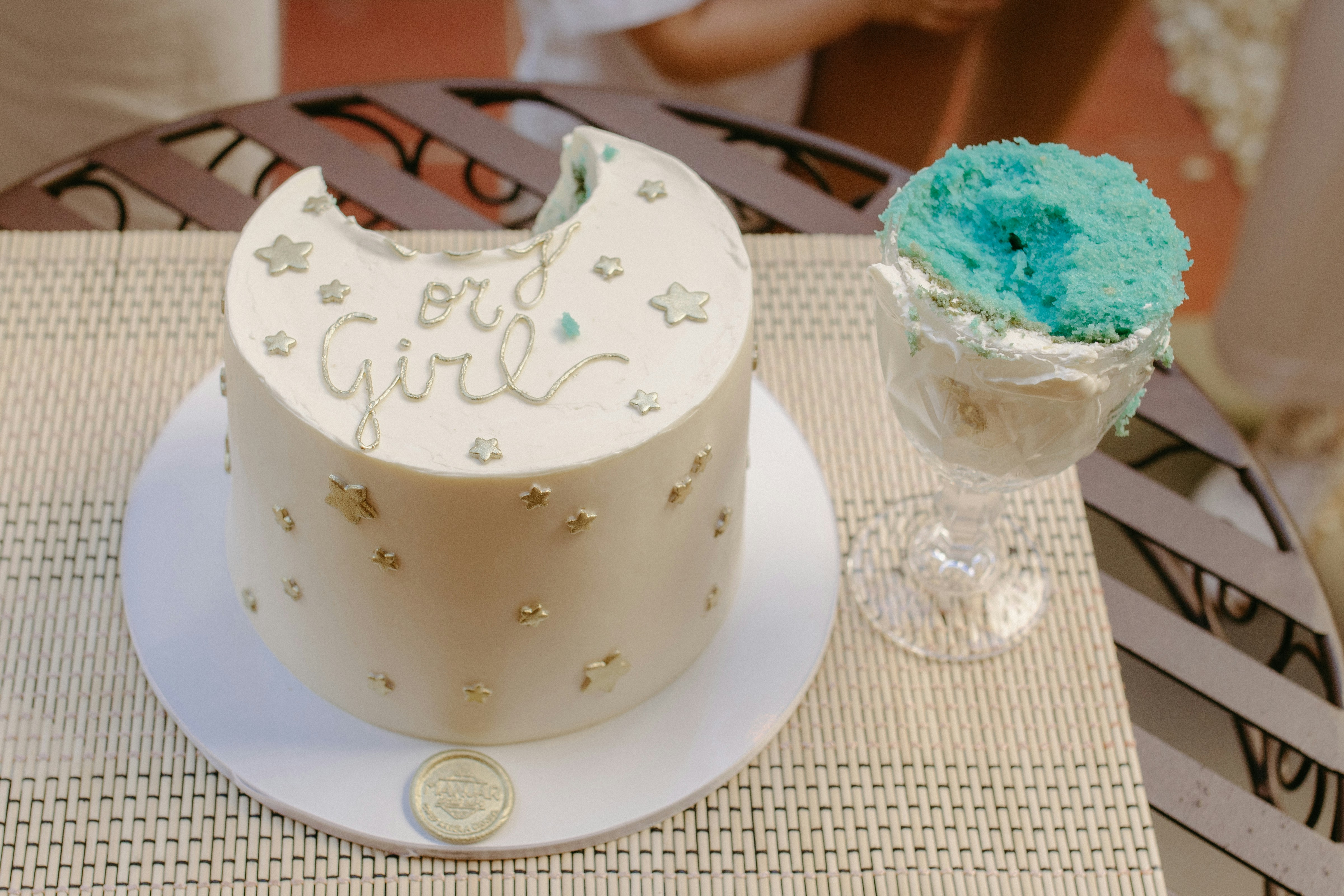 Geschlechter-Reveal-Kuchen mit blauer Glasur und Monddekoration.