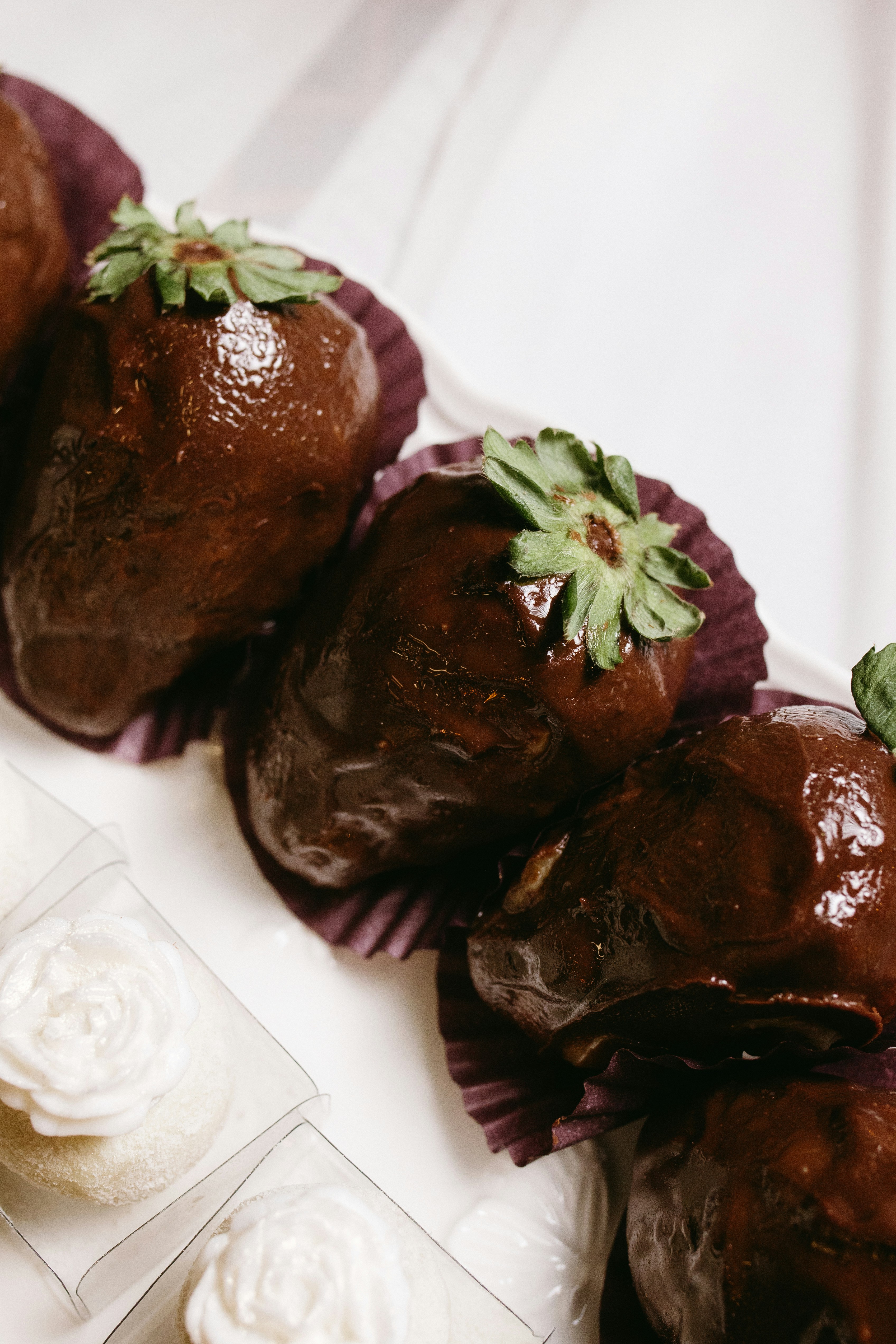 Fresas cubiertas de chocolate dispuestas en una bandeja
