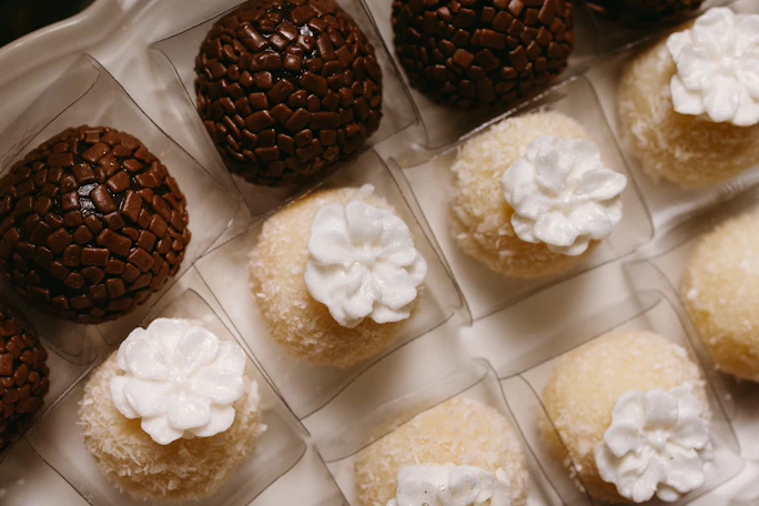 Doces gourmet sofisticados com acabamento delicado para festas especiais