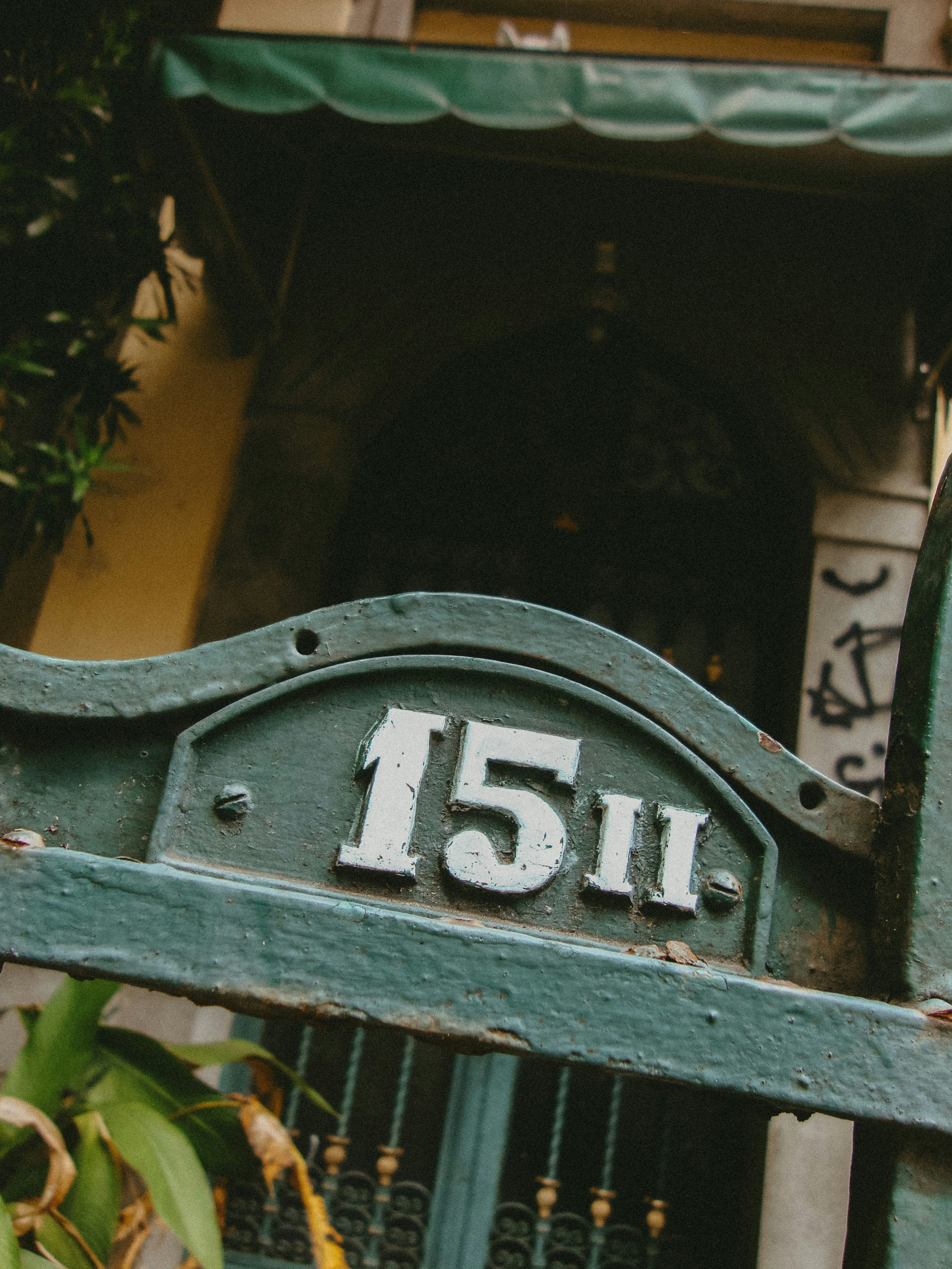 Green metal sign with house number 15