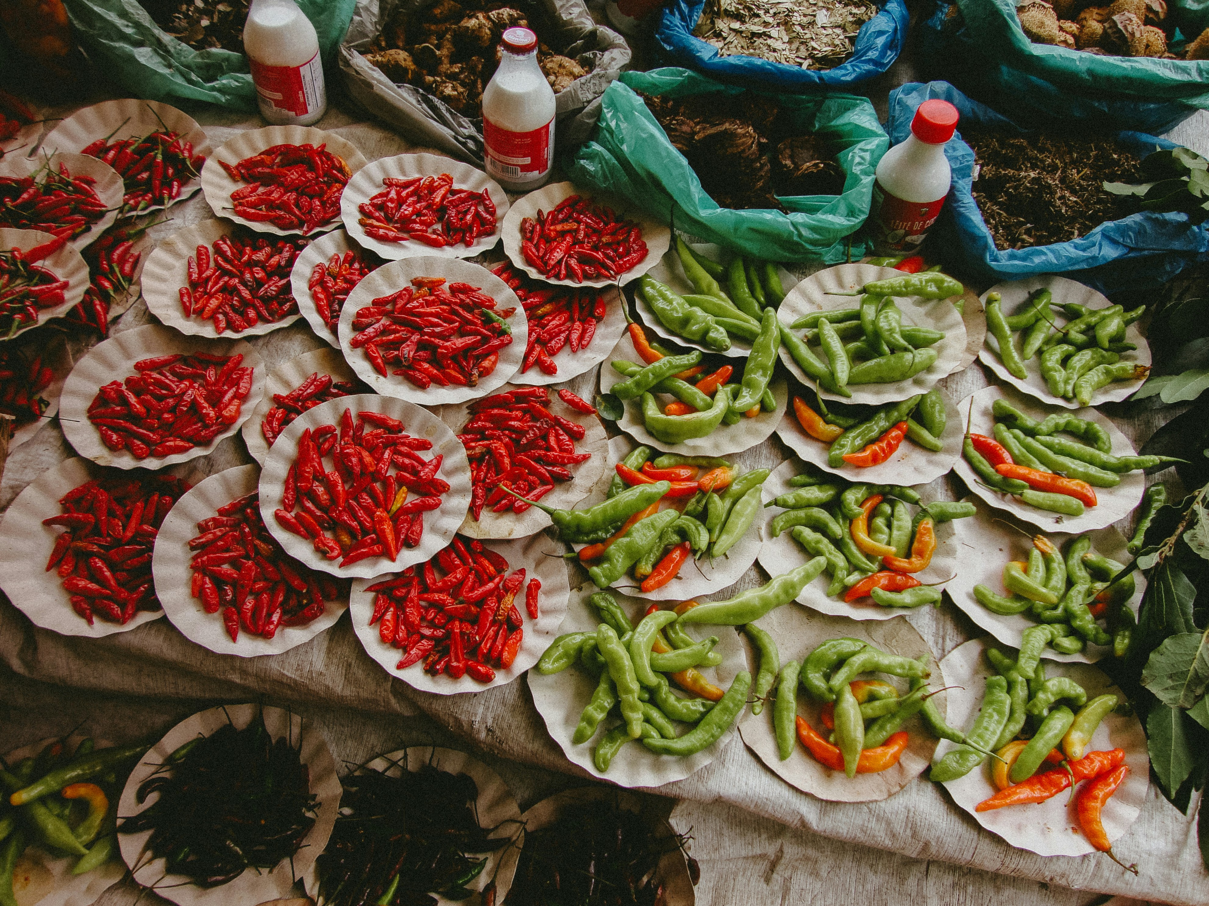 Rote und grüne Chilischoten, die auf einem Markt ausgestellt werden.