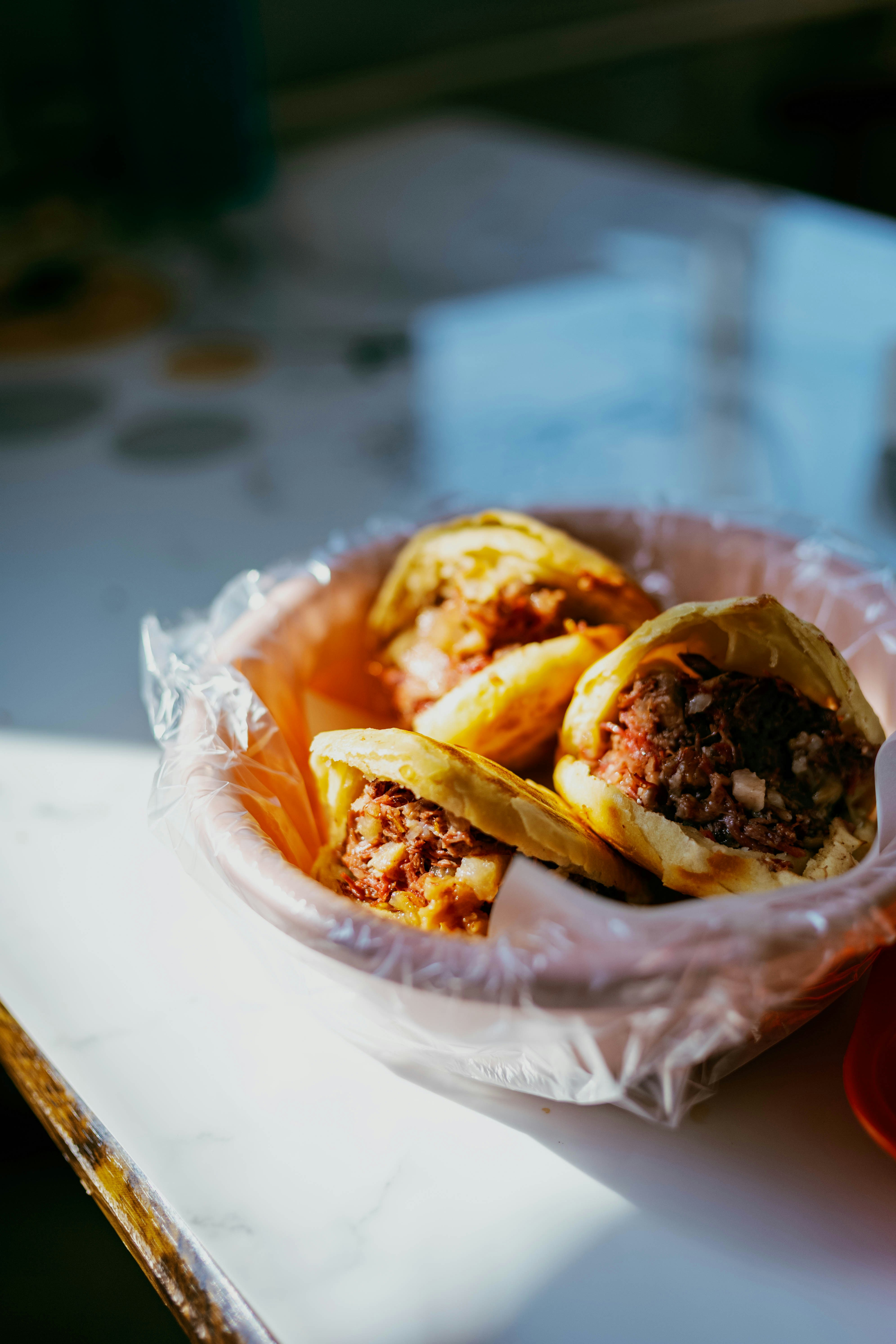 Piccoli pasticcini ripieni in un cestino